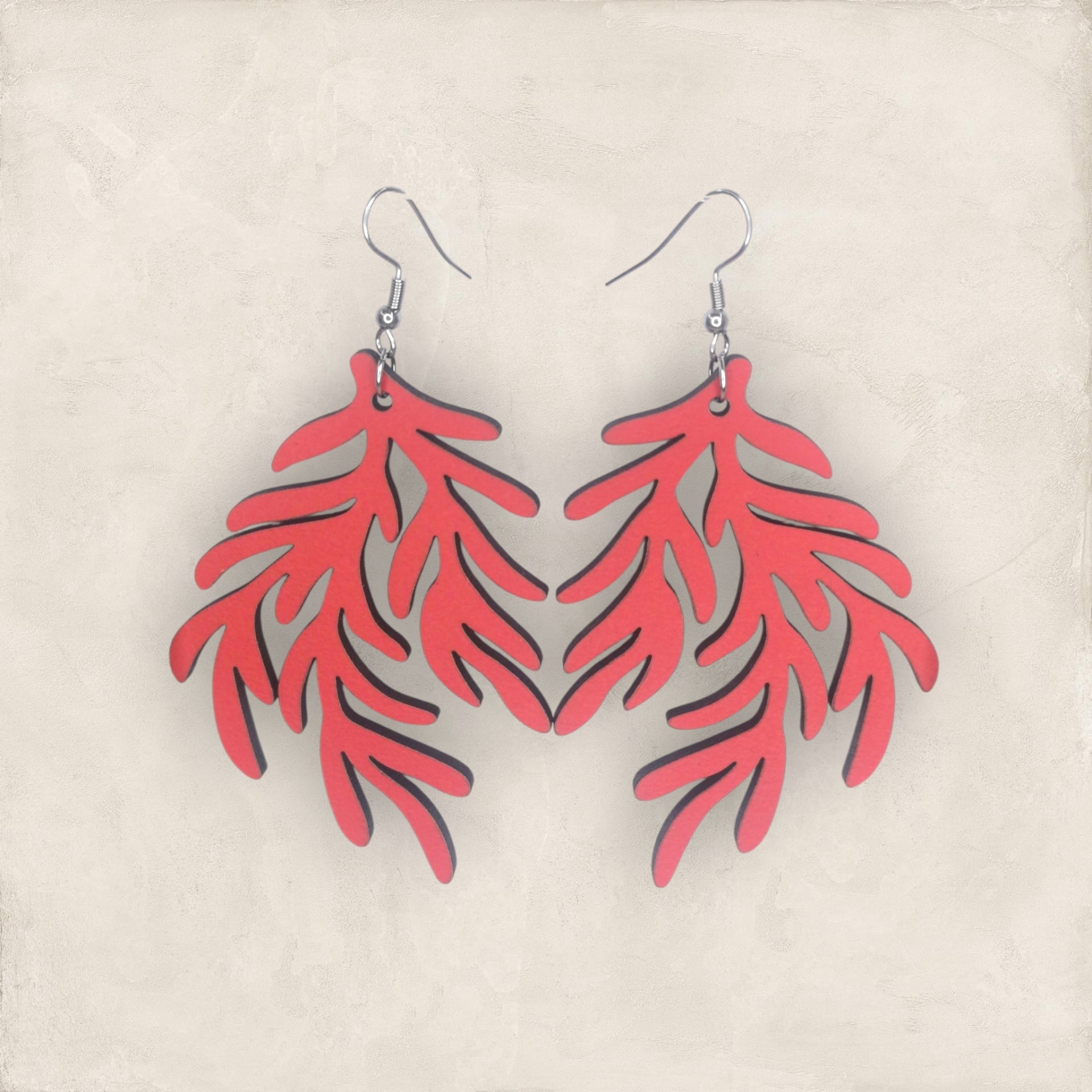 Brincos Rama brincos vermelhos em formato de ramos com fundo claro