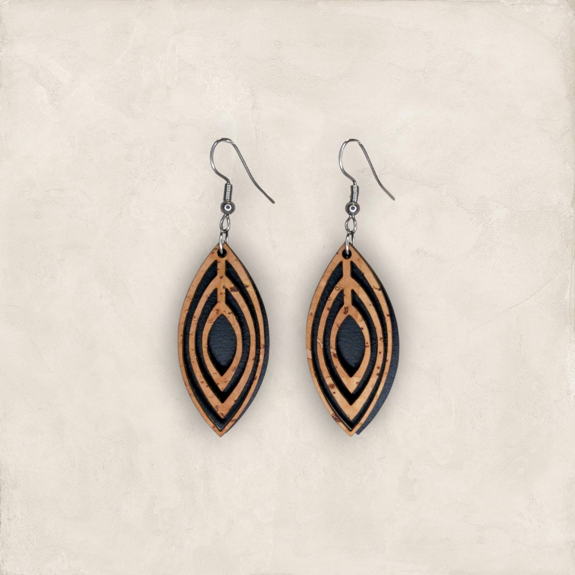 Brincos Gota com Cortiça Brincos pendentes em forma de folha com padrão oval em madeira e preto