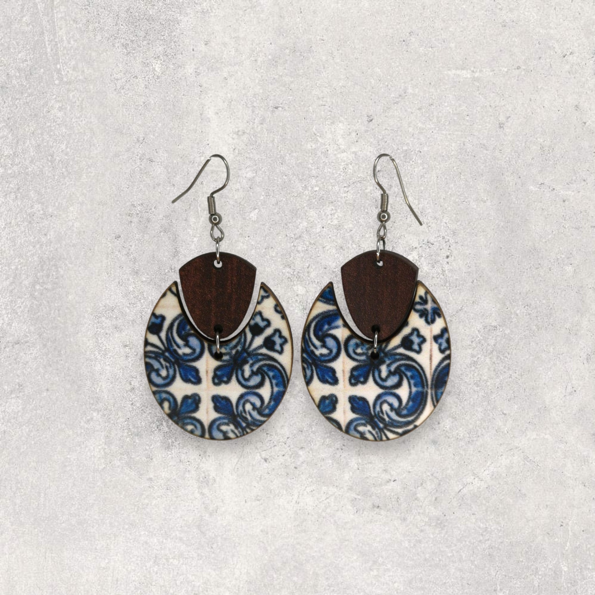 Brincos Oval Brincos pendentes com padrão azul e branco e madeira escura
