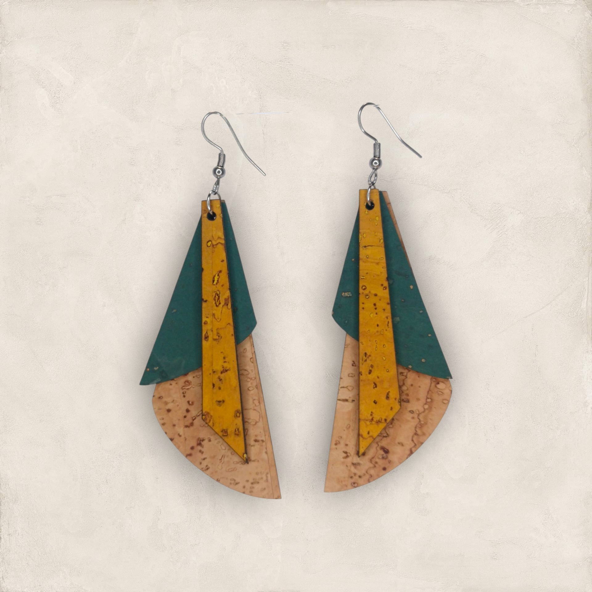 Brincos Picasso Brincos pendentes em cortiça com camadas castanho claro, verde escuro e amarelo