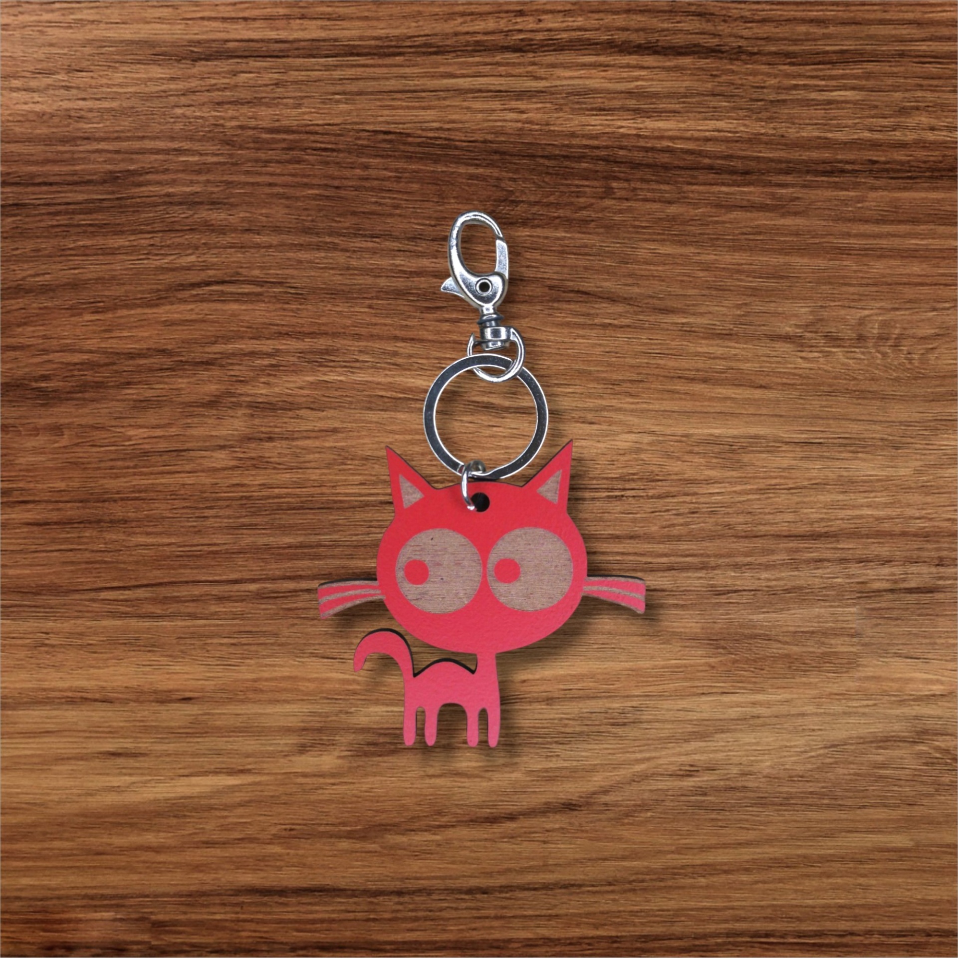 Porta-chaves Sr. Gato Chaveiro de gato vermelho com olhos grandes sobre madeira