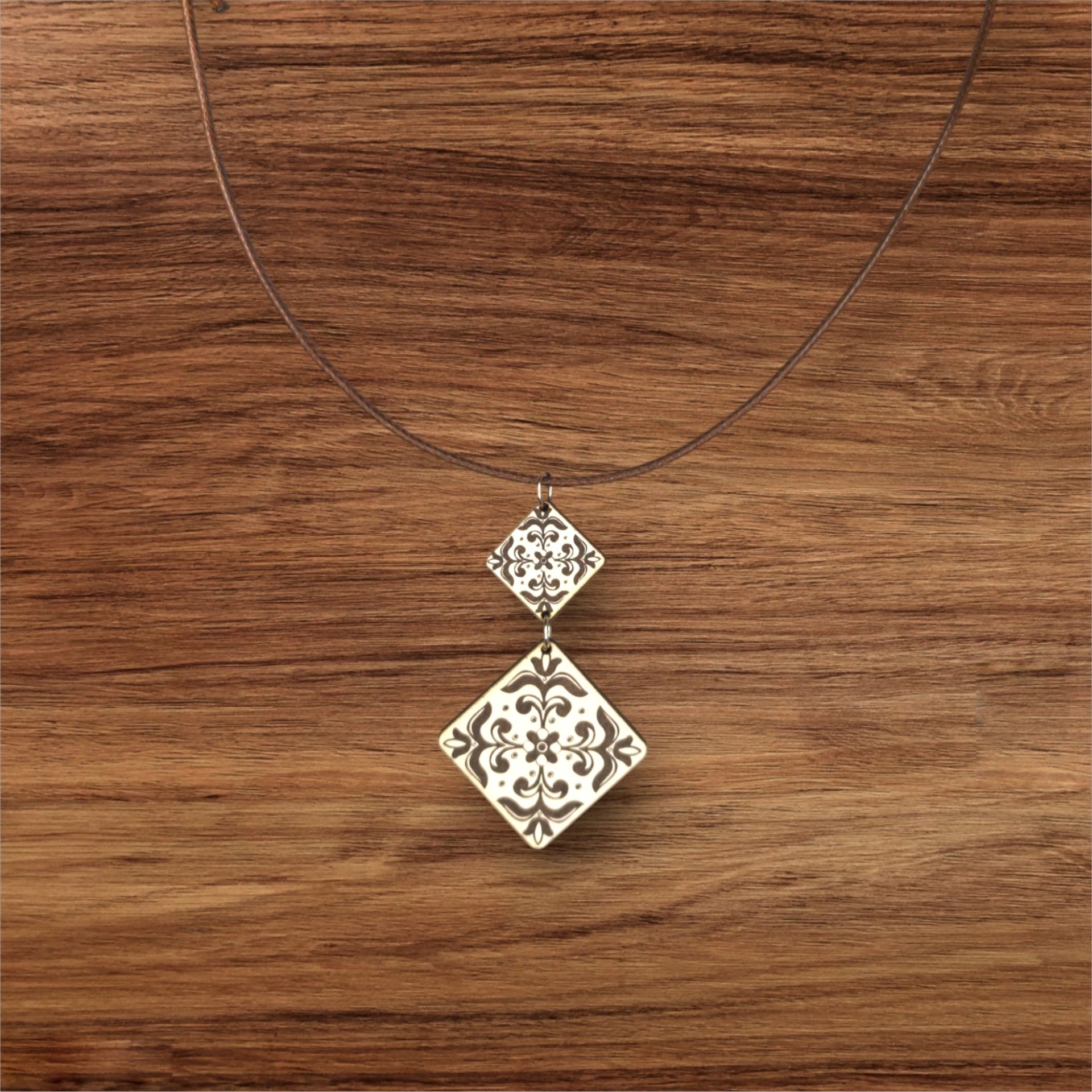 Colar Azulejo Pintado Colar com pingente losango branco com padrão floral preto em madeira escura