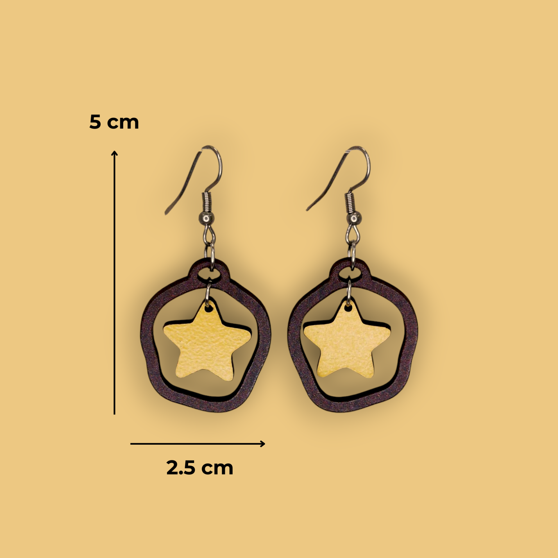 Brincos Estrela Brincos castanhos escuros com estrelas amarelas no centro e gancho metálico