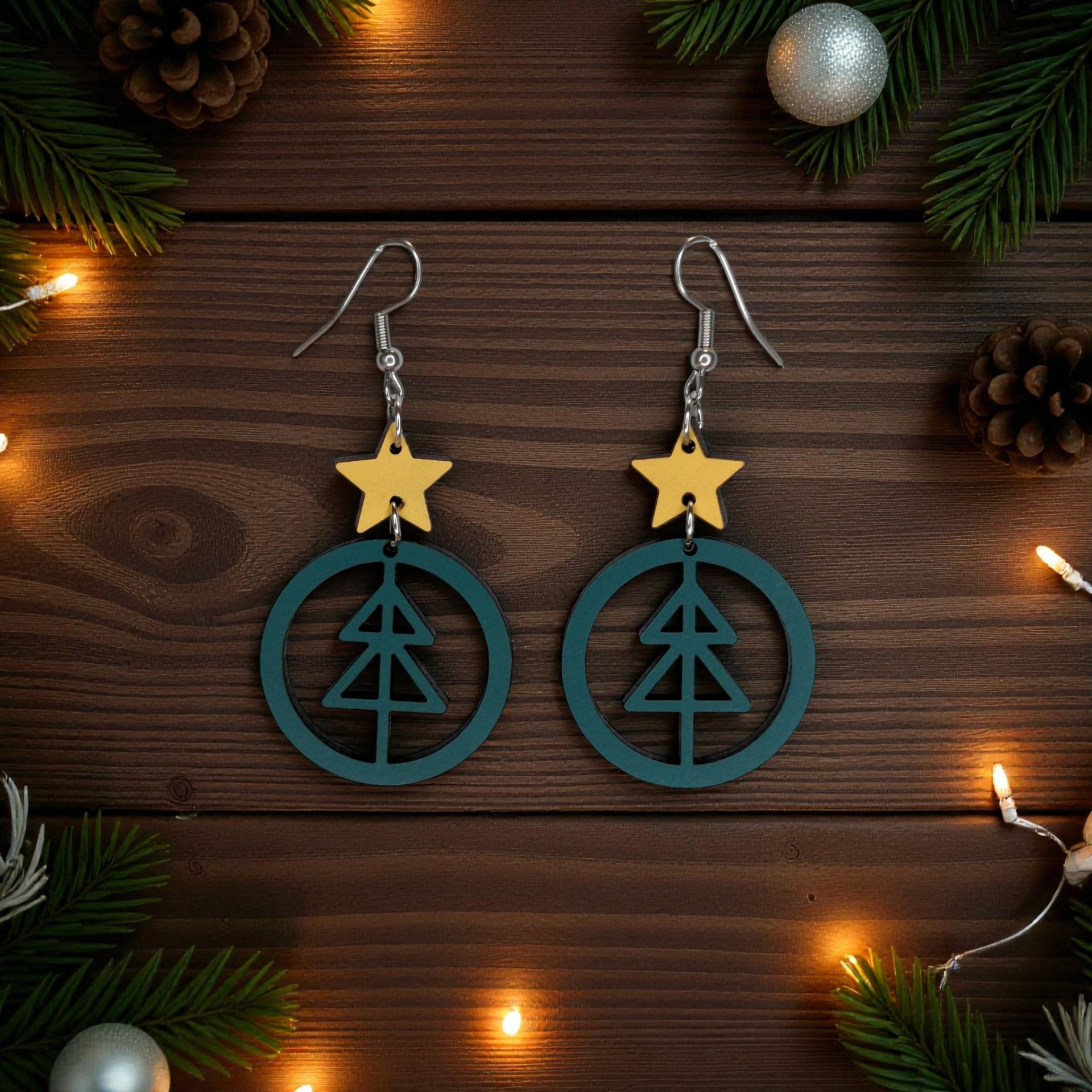 Brincos Pinheiro de Natal Brincos de Natal de madeira com estrela amarela e árvore verde escura, sobre madeira com decoração natalícia