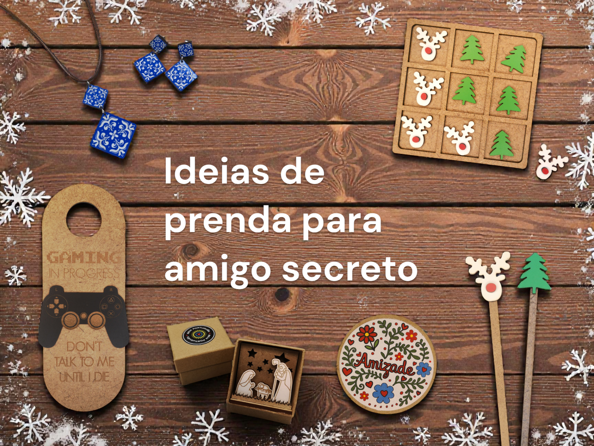 Mesa de madeira com vários itens decorativos e texto 'Ideias de prenda para amigo secreto'