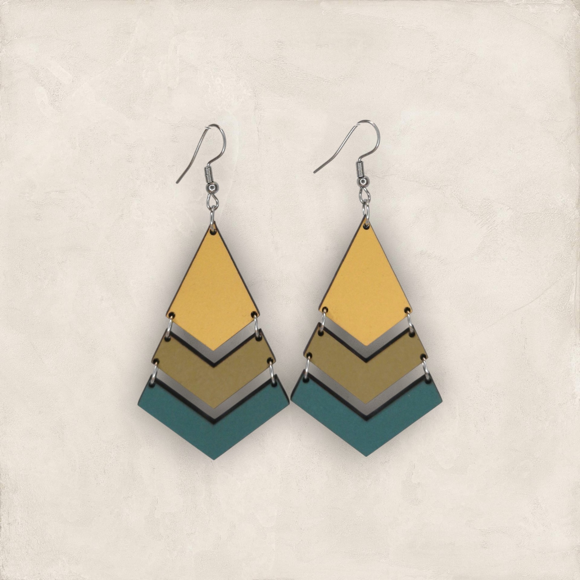 Brincos Rute Brincos geométricos amarelo, castanho e verde com ganchos metálicos