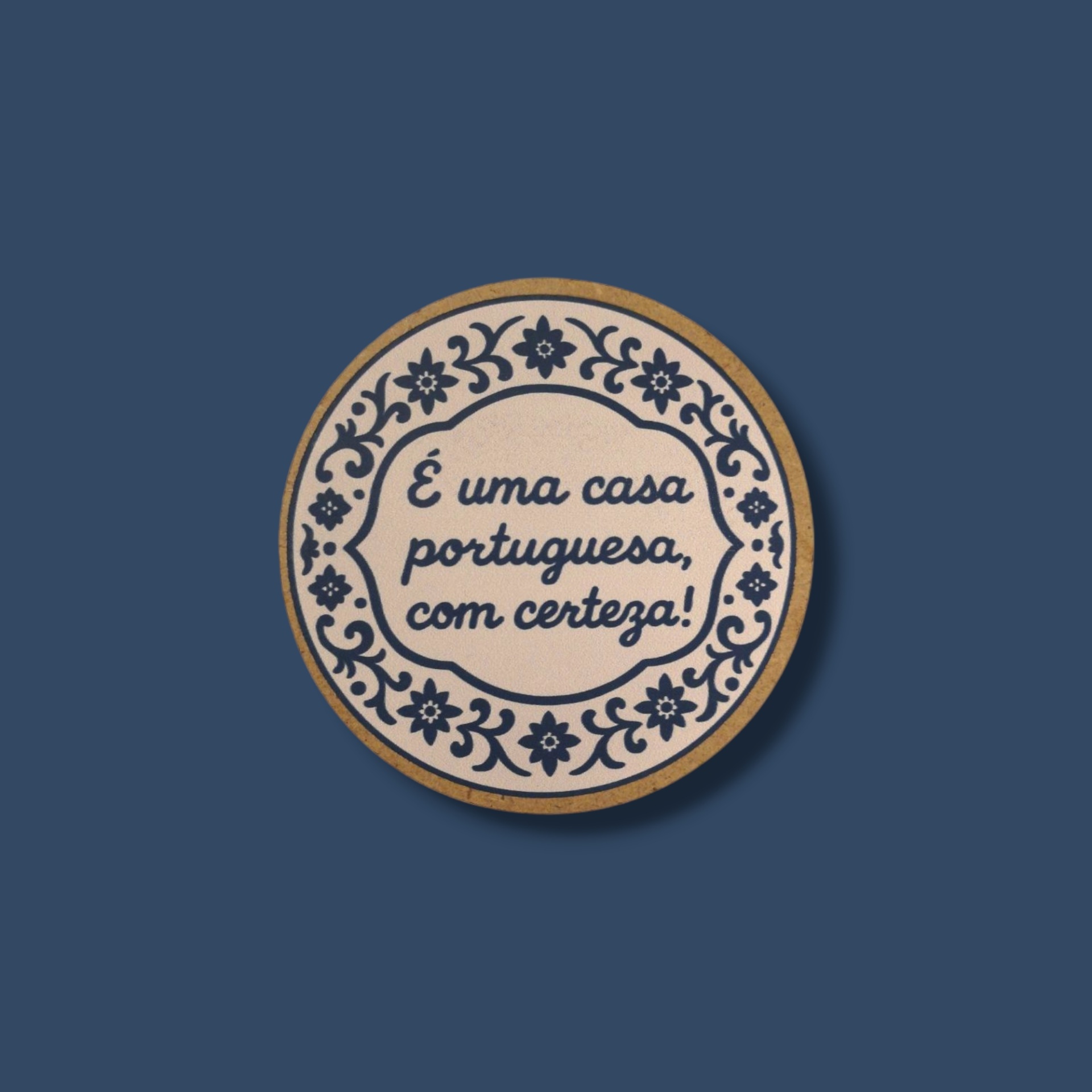 Base de Copos Azulejos Adesivo redondo com padrão azul e texto em português sobre fundo branco