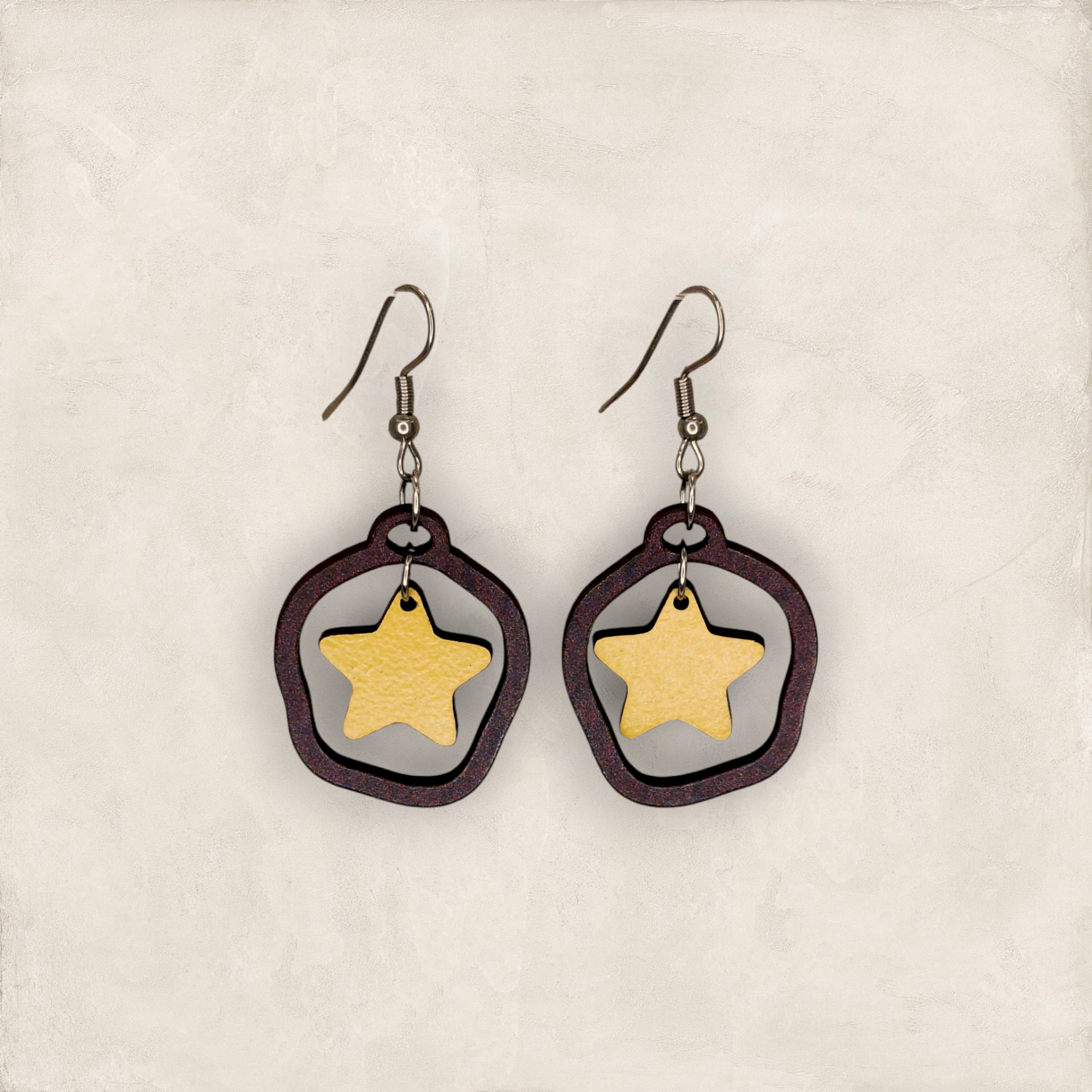 Brincos Estrela Brincos com estrela amarela e estrutura castanha escura