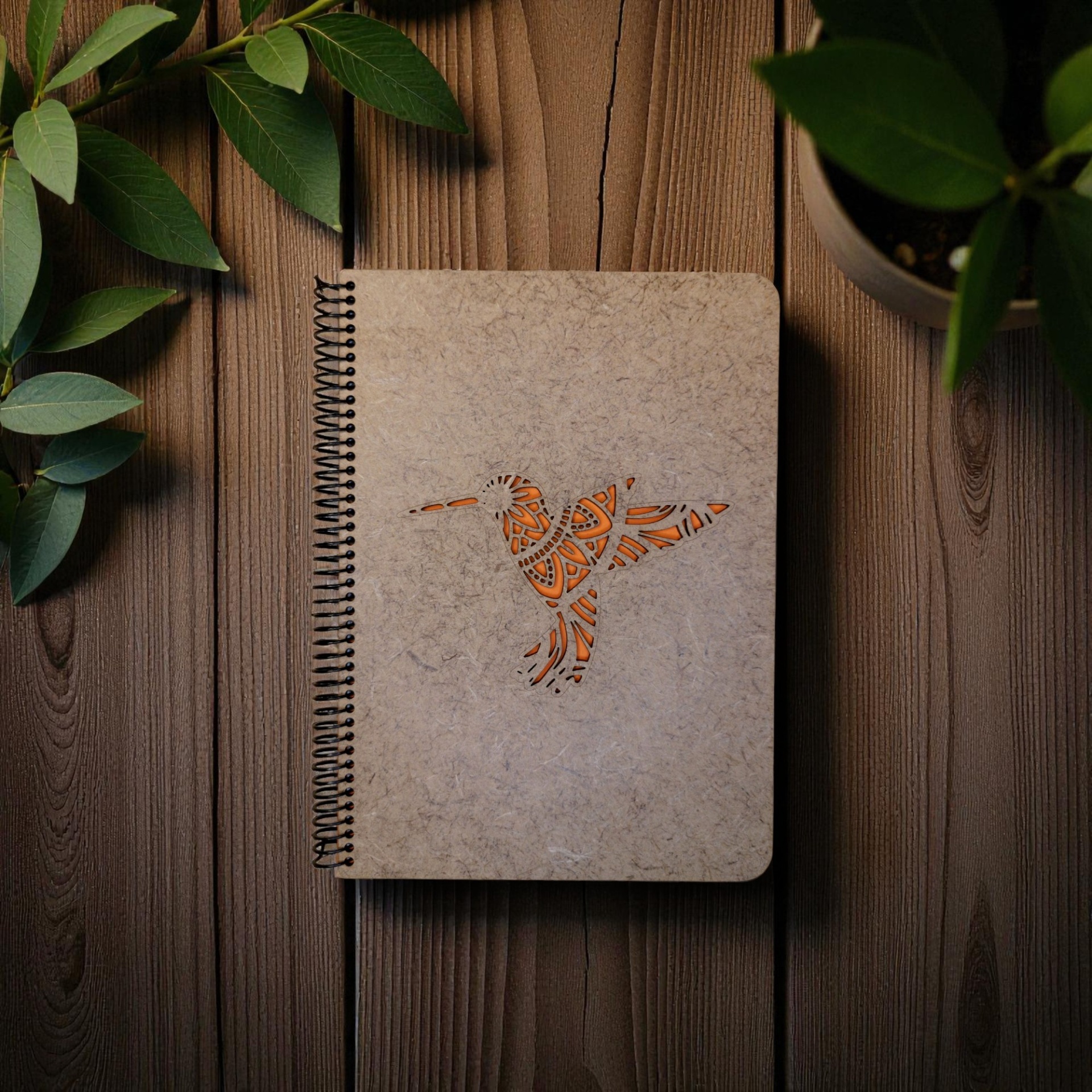 Caderno Beija-flor Caderno espiral com capa dura castanha clara e recorte em forma de pássaro