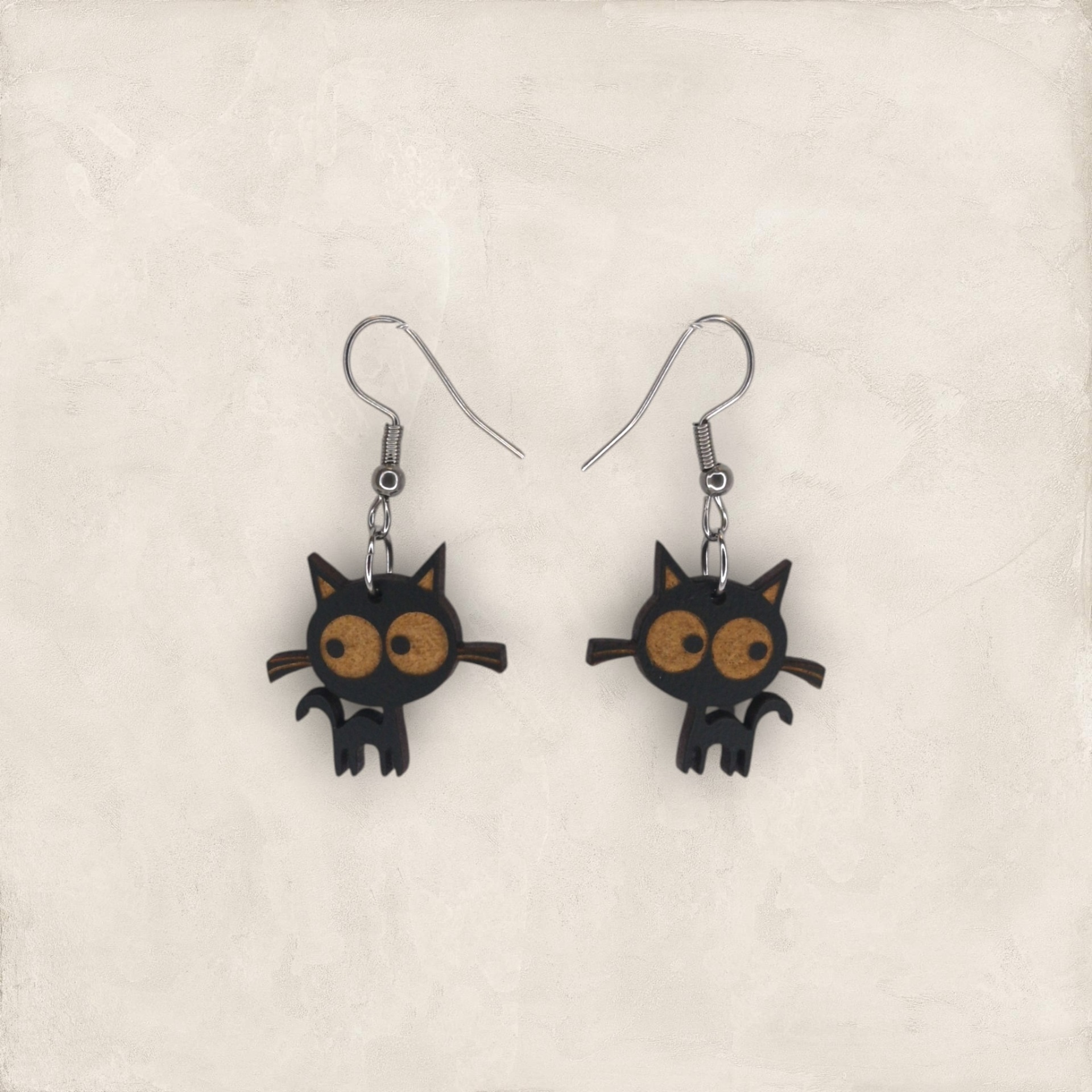 Brincos Sr. Gato Brincos de gato preto com olhos castanhos e gancho prateado