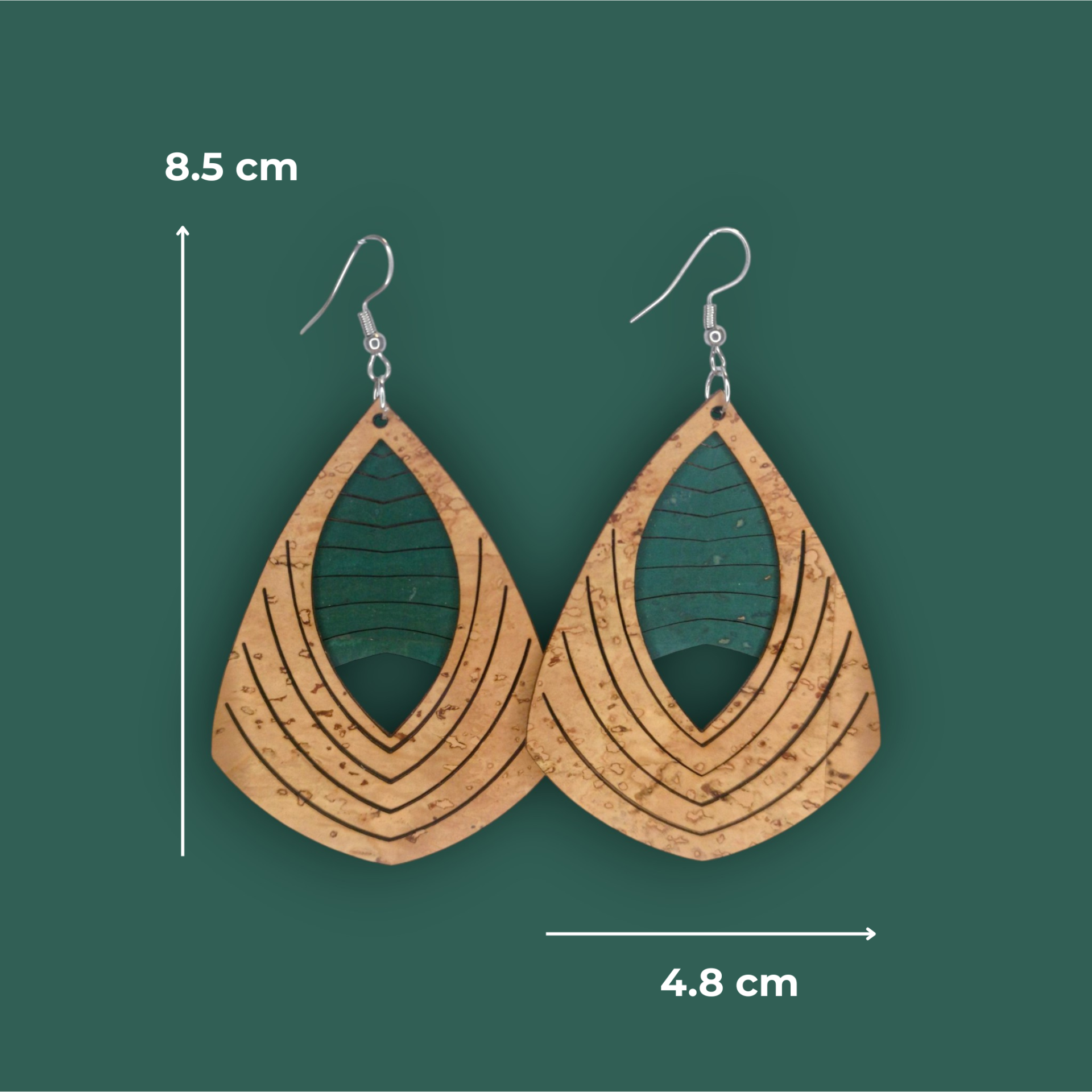 Brincos Mask Brincos de cortiça em forma de folha com detalhes gravados e fundo verde escuro