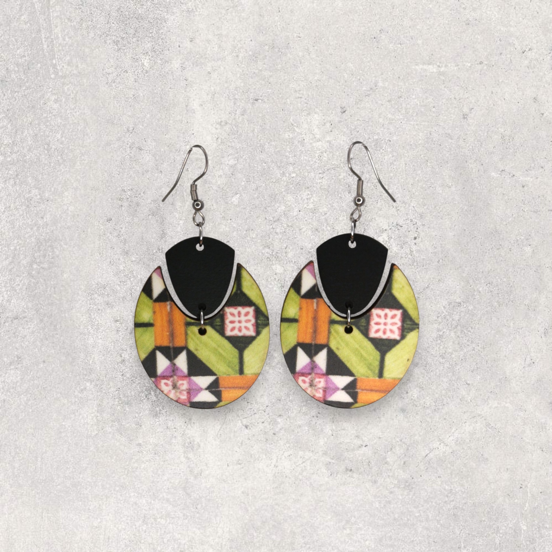 Brincos Oval Brincos pendentes em madeira colorida com padrão geométrico