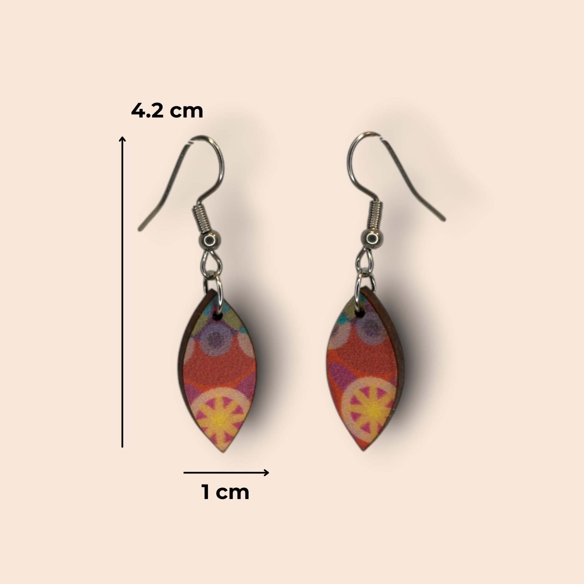 Brincos Lágrima Par de brincos coloridos em forma de folha com gancho metálico