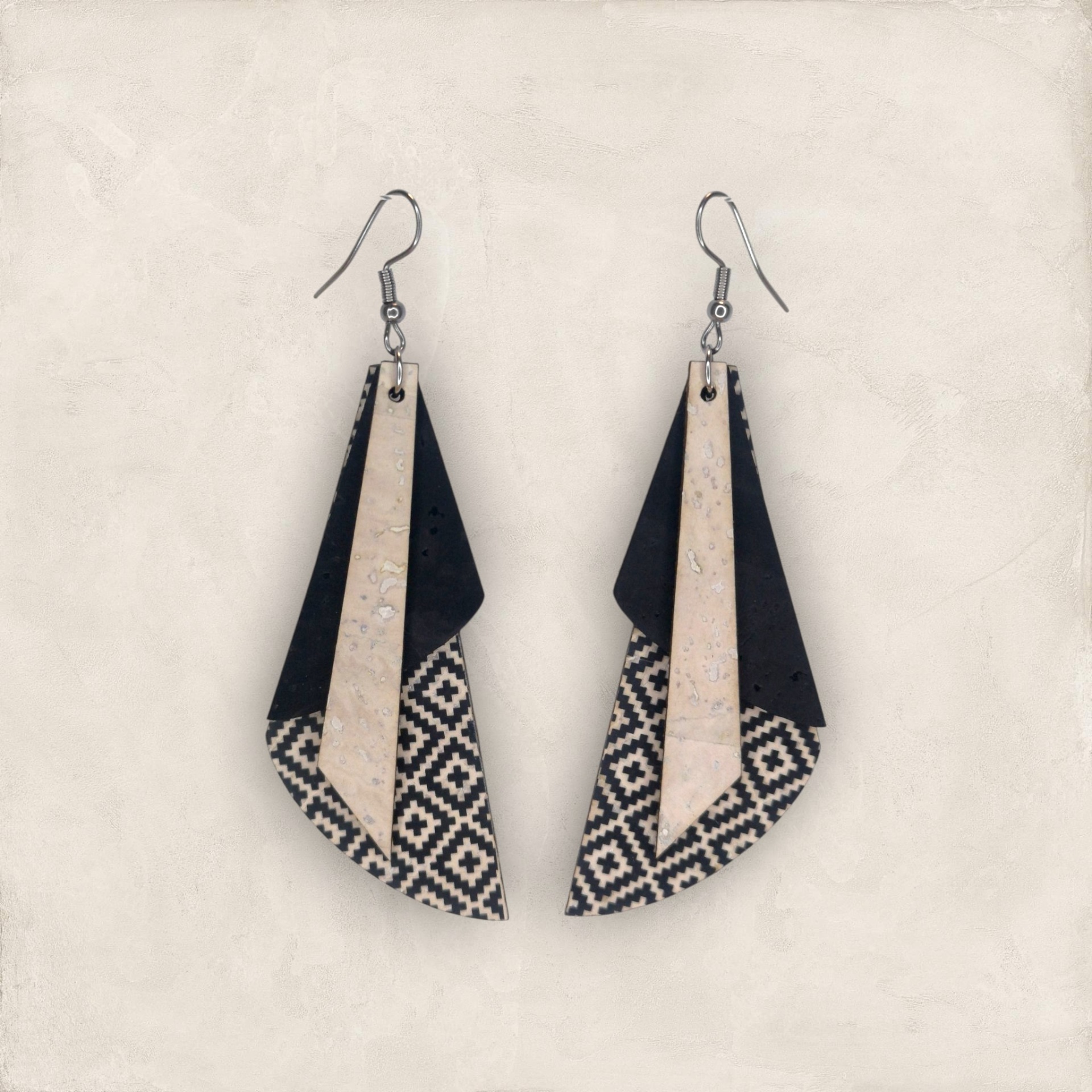 Brincos Picasso Brincos pendentes em camadas com padrão geométrico e cores preto e bege