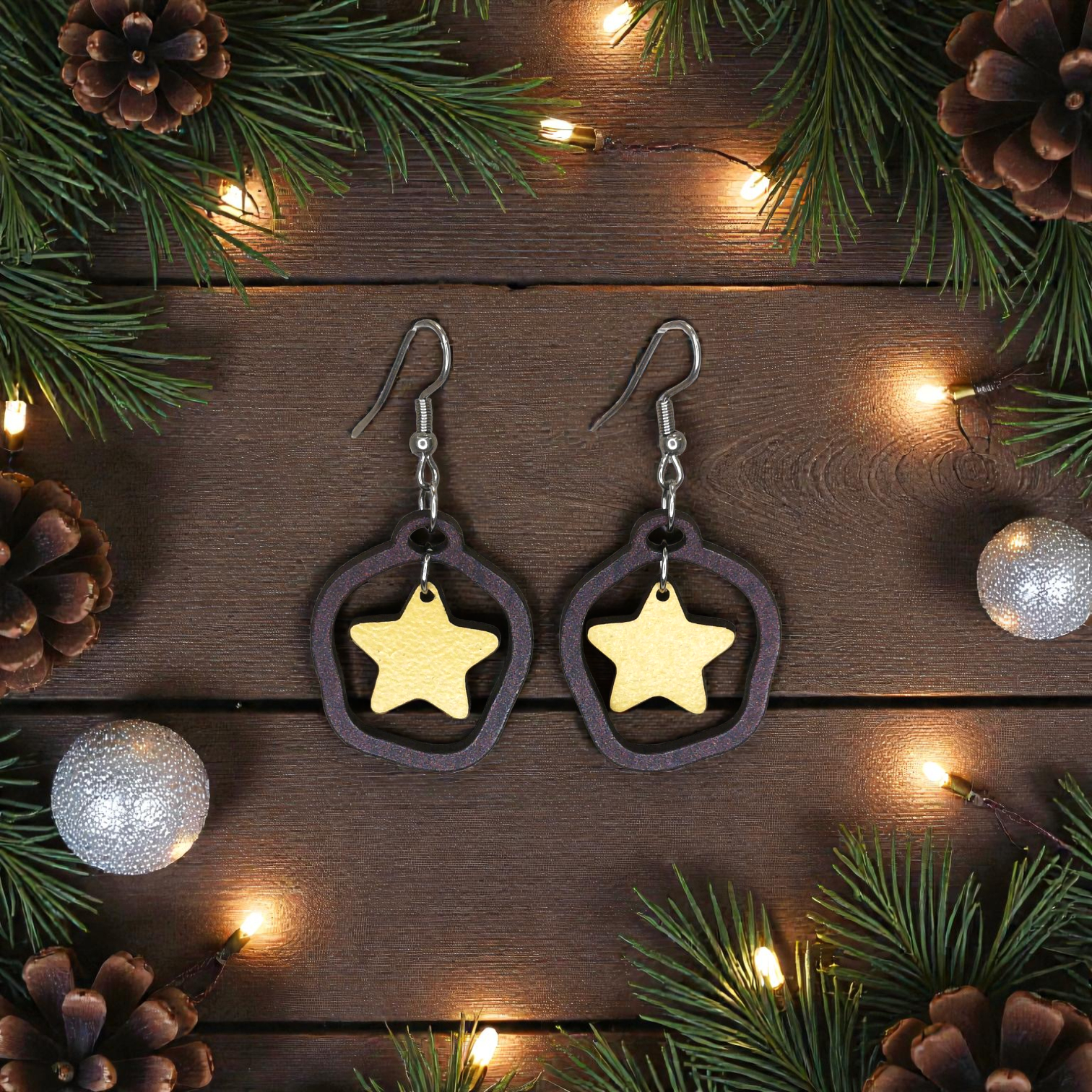 Brincos Estrela Brincos com estrelas douradas e moldura castanha em fundo de Natal com pinhas e luzes