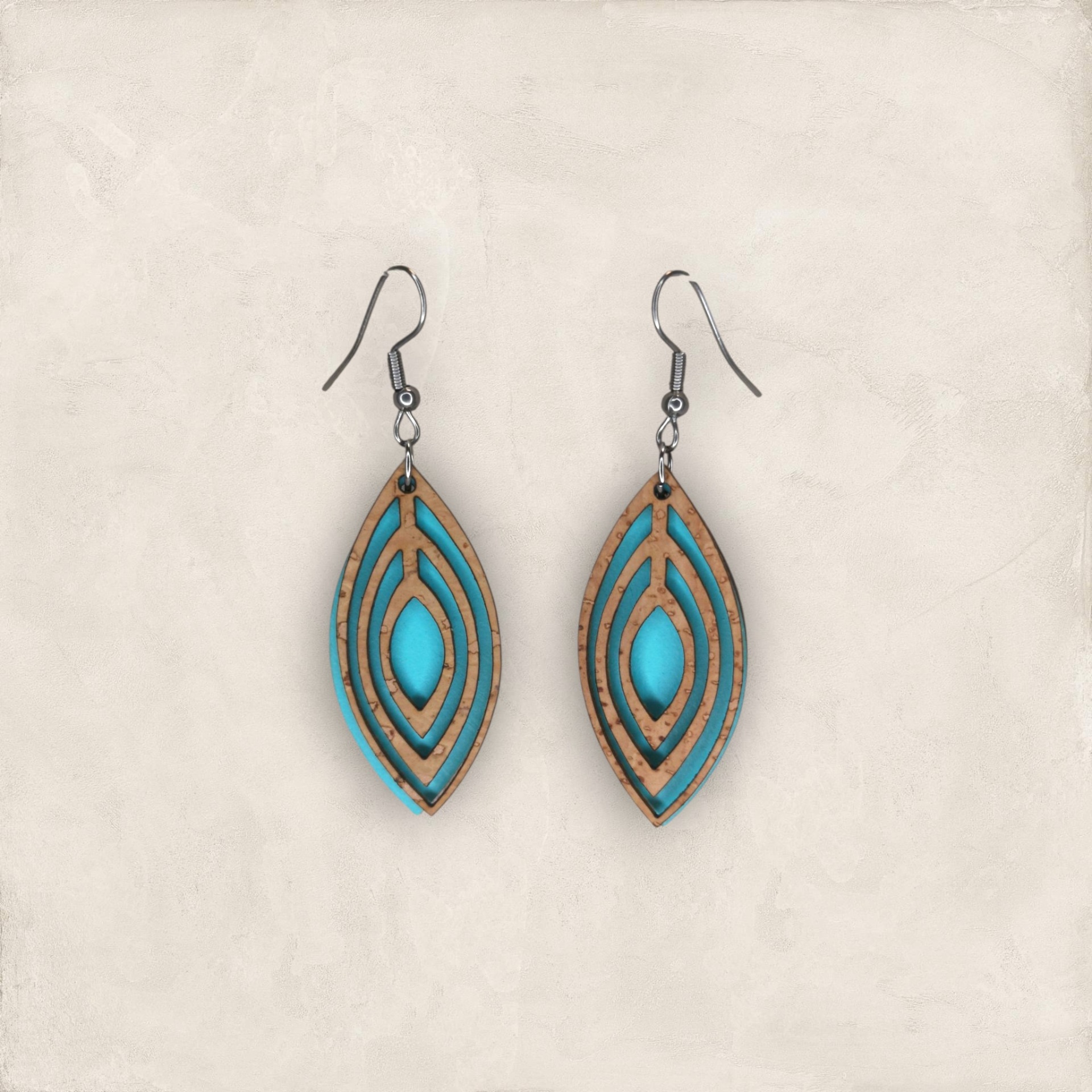 Brincos Gota com Cortiça Brincos pendentes em madeira e azul turquesa com gancho metálico