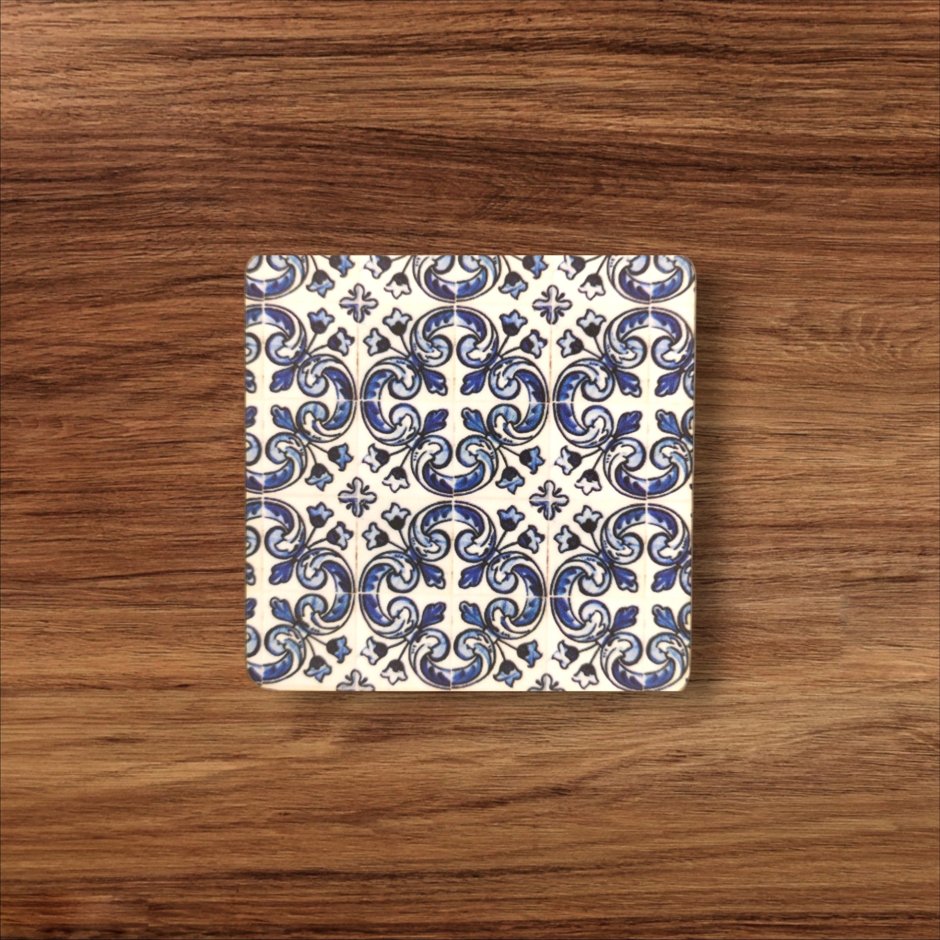 Base de Copos Azulejo Azulejo quadrado com padrão azul e branco sobre madeira
