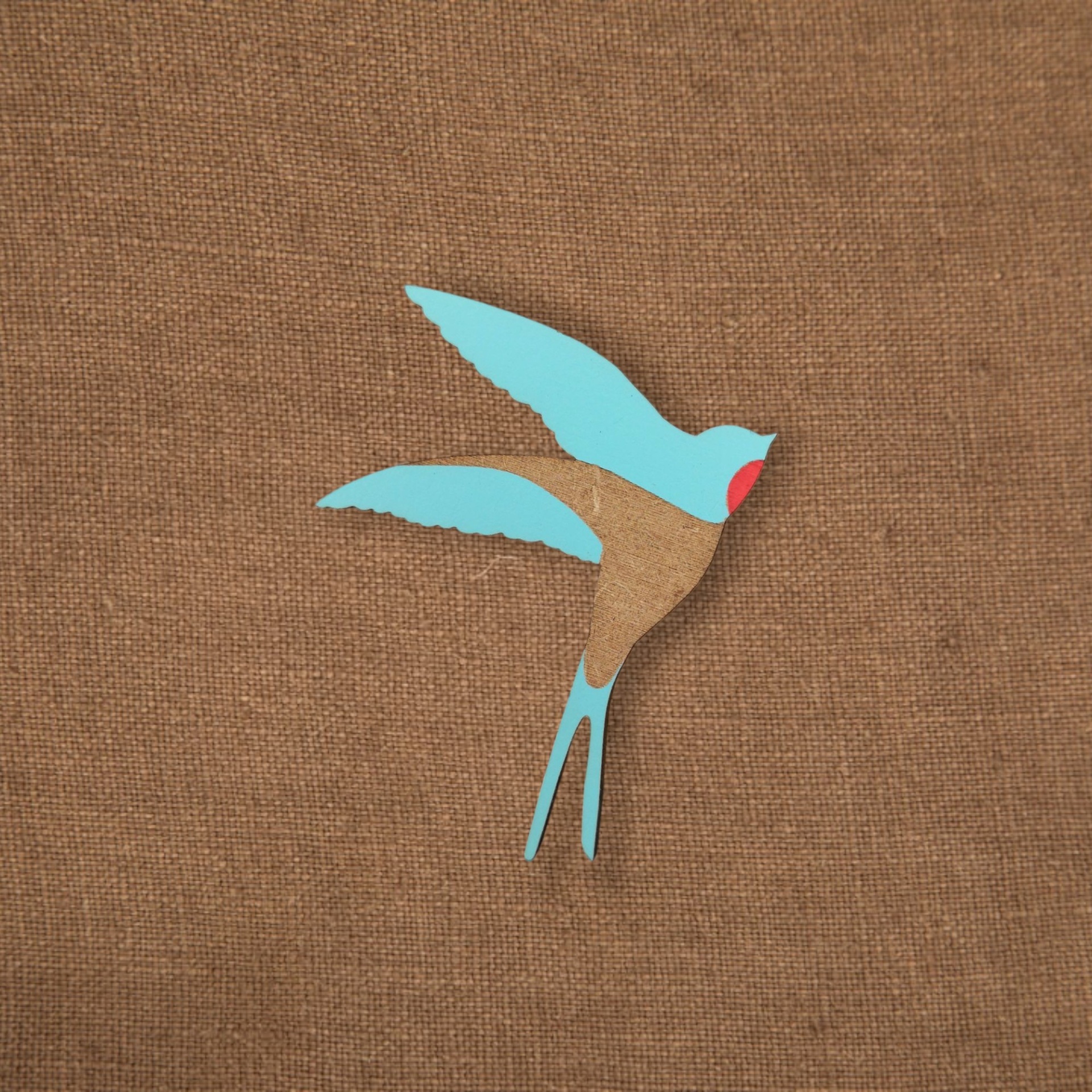 Pregadeira Andorinha Adesivo de pássaro colorido sobre tecido castanho