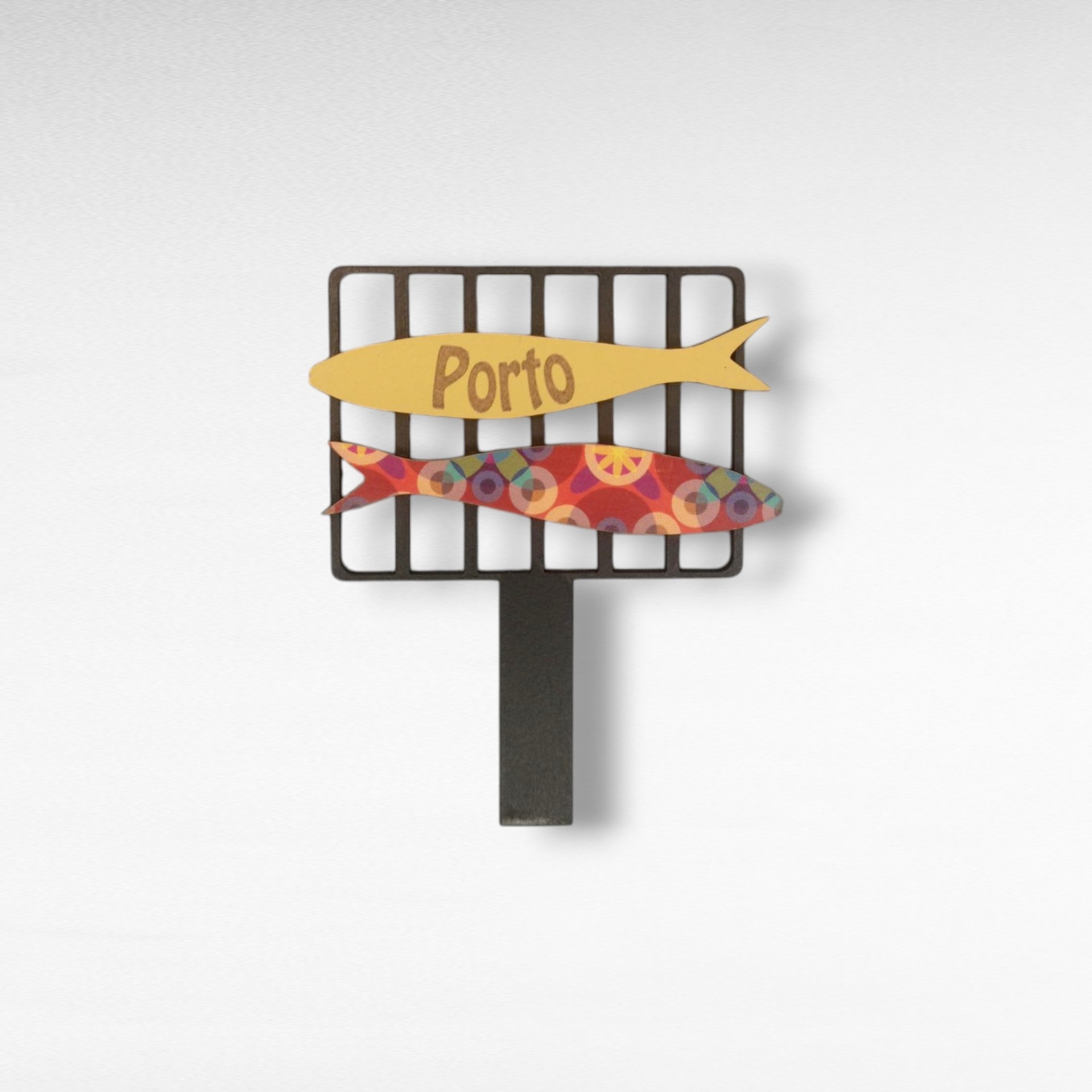 Magnético Sardinha na Grelha Prendedor de metal com dois peixes decorativos em madeira, um amarelo com texto 'Porto' e outro colorido