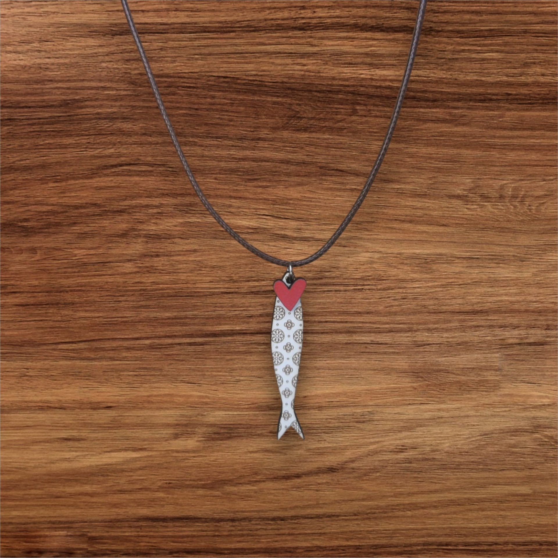 Colar Sardinha Colar com pendente de peixe branco e cabeça em coração vermelho