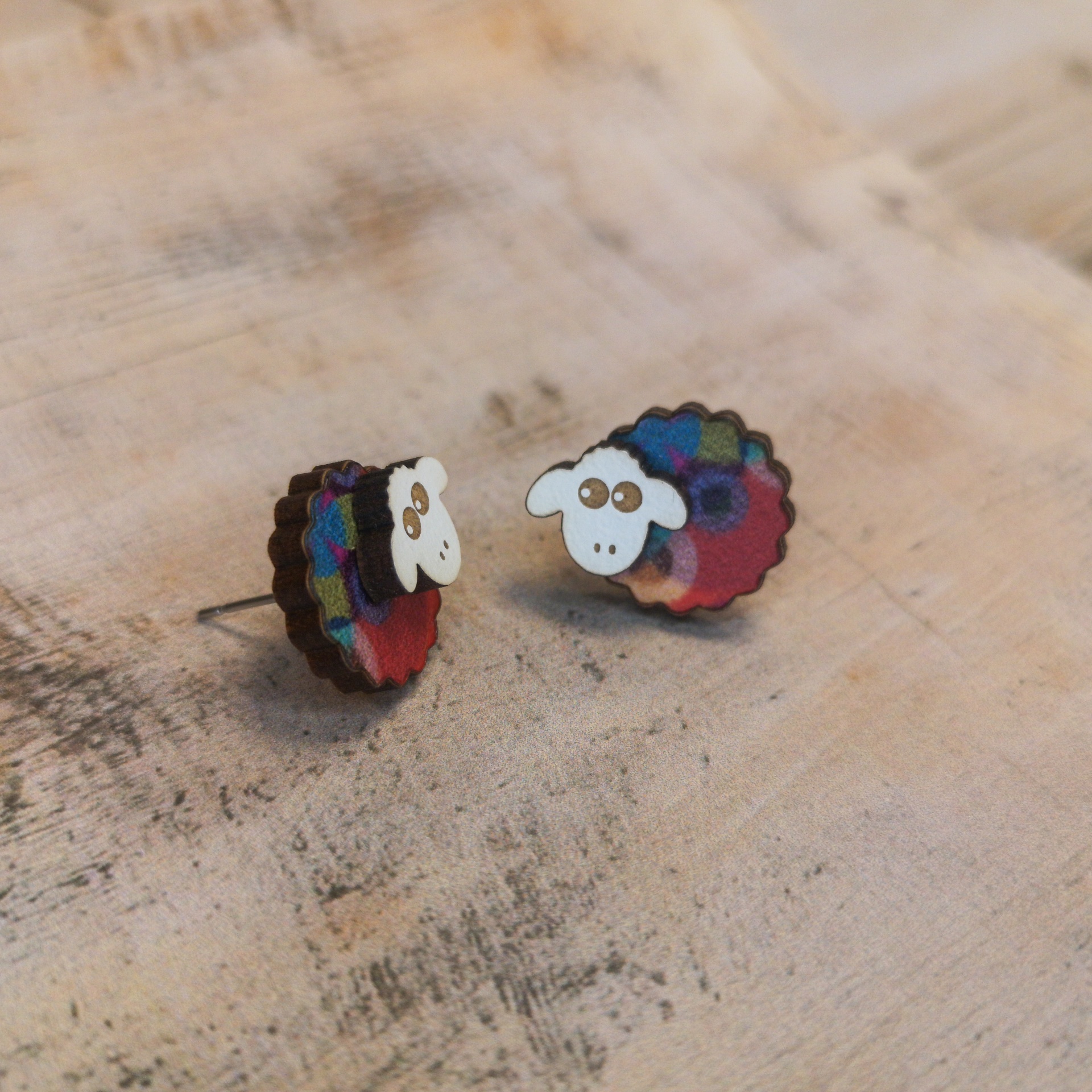 Brincos Ovelhinha Par de brincos em madeira com design de ovelha colorida