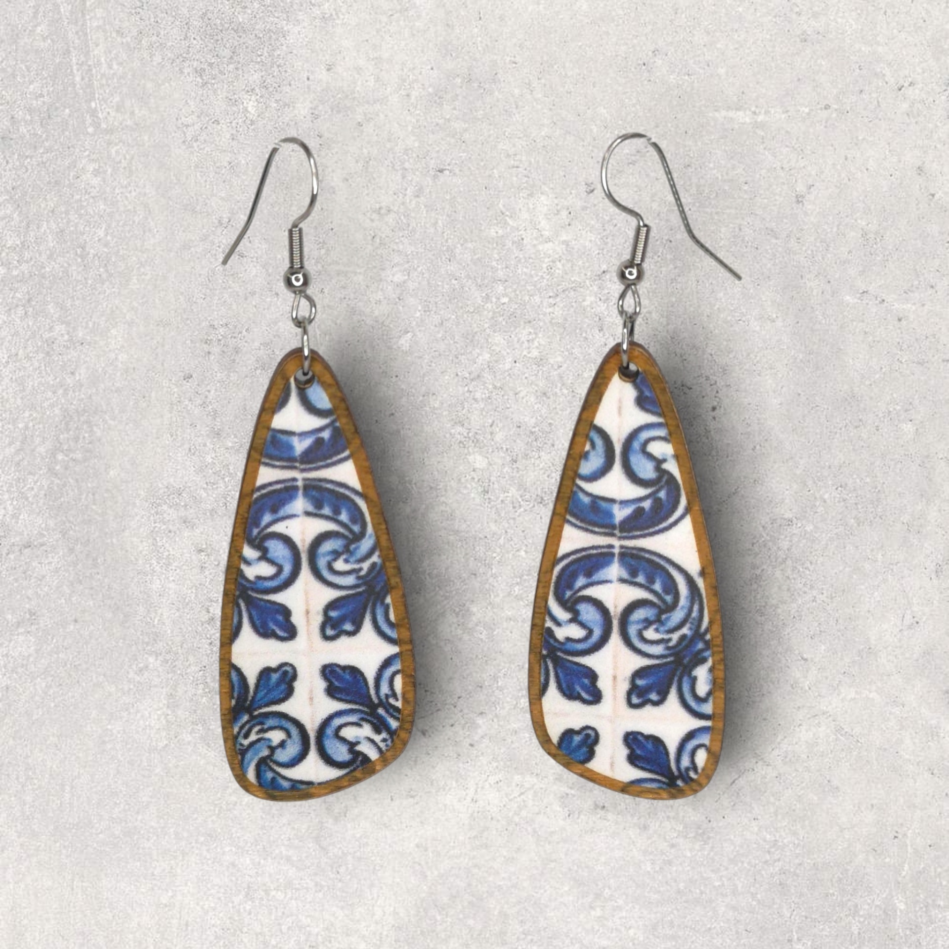 Brincos Longos Brincos pendentes com padrão azul e branco, base de madeira, ganchos metálicos