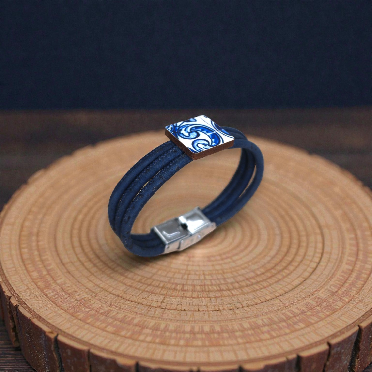 Pulseira Azulejo Azul Pulseira azul com fecho metálico e elemento decorativo azul e branco em base de madeira
