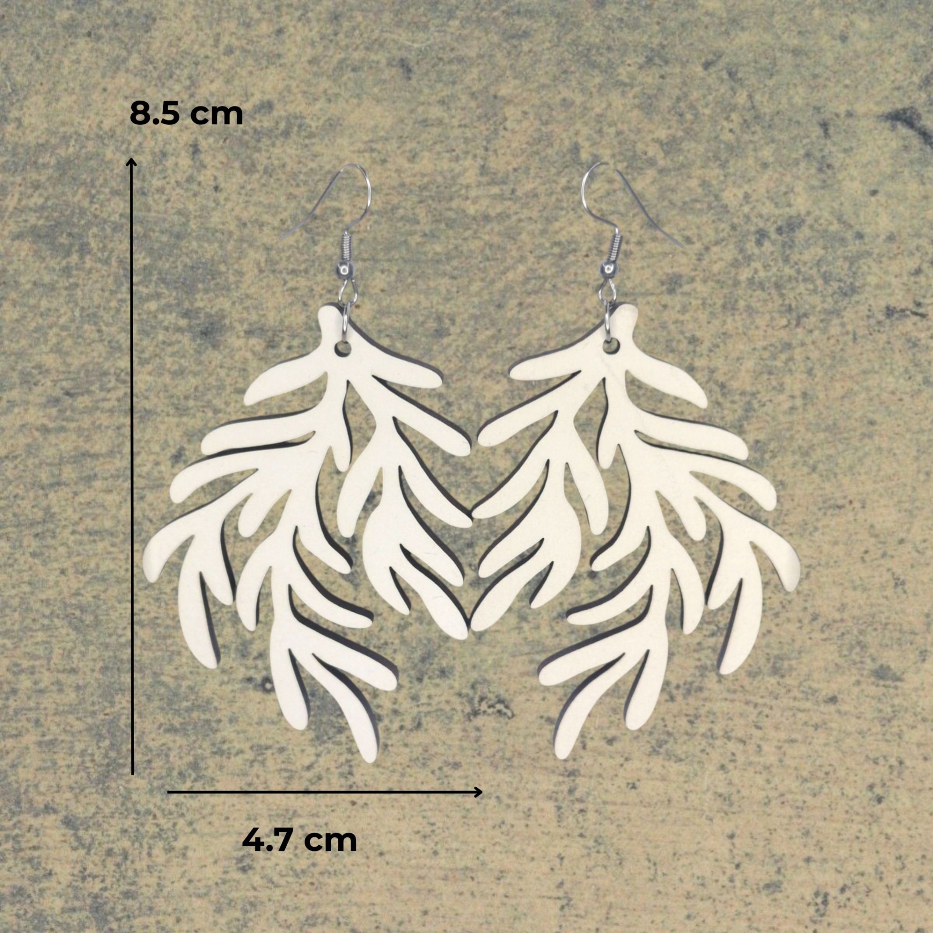 Brincos Rama Brincos brancos em formato de folhas sobre fundo cinzento
