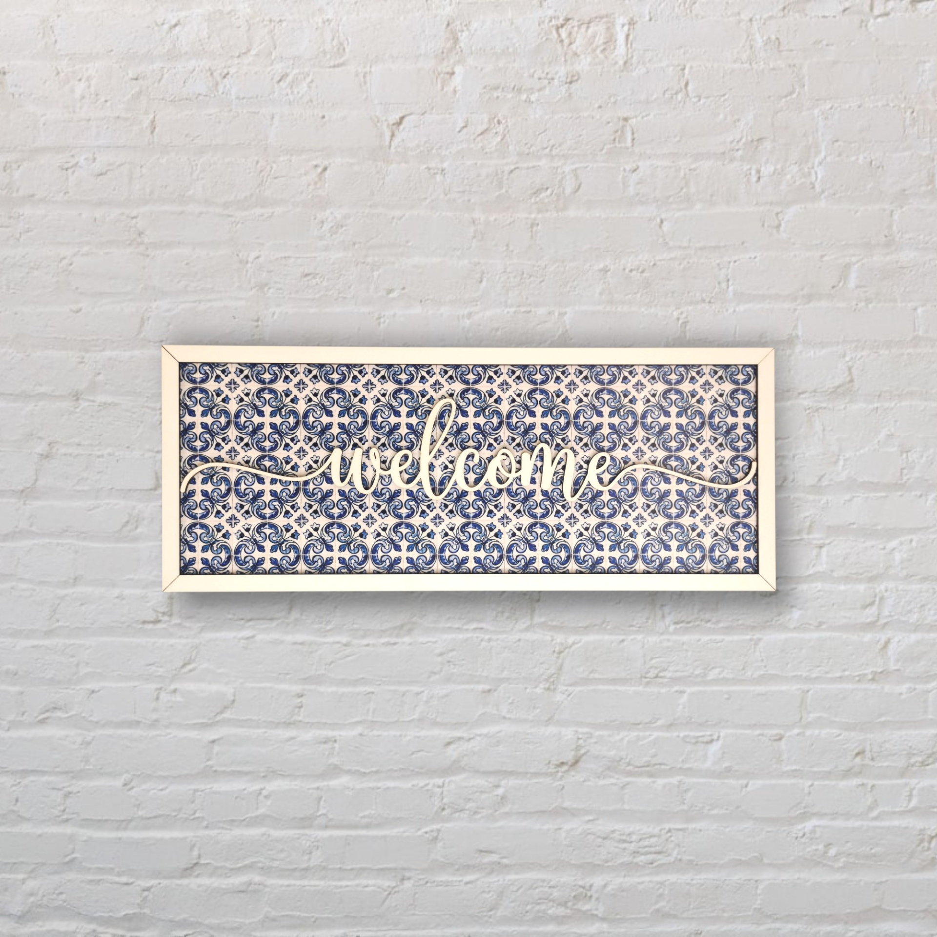Placa Welcome Quadro decorativo retangular com moldura branca e palavra welcome em branco sobre padrão azul e branco