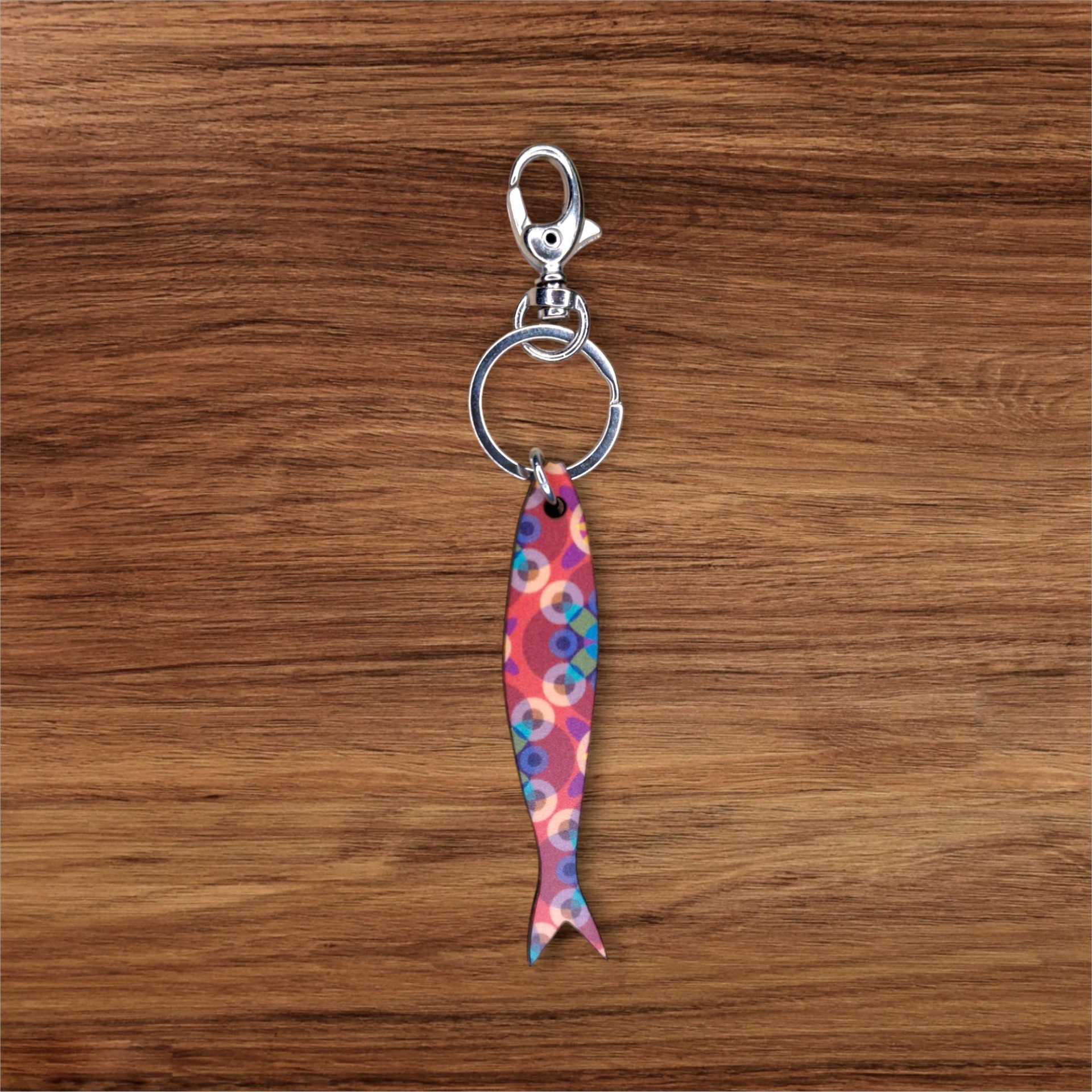 Porta-chaves Sardinha Azulejo Porta-chaves com pendente em forma de peixe colorido e fecho metálico