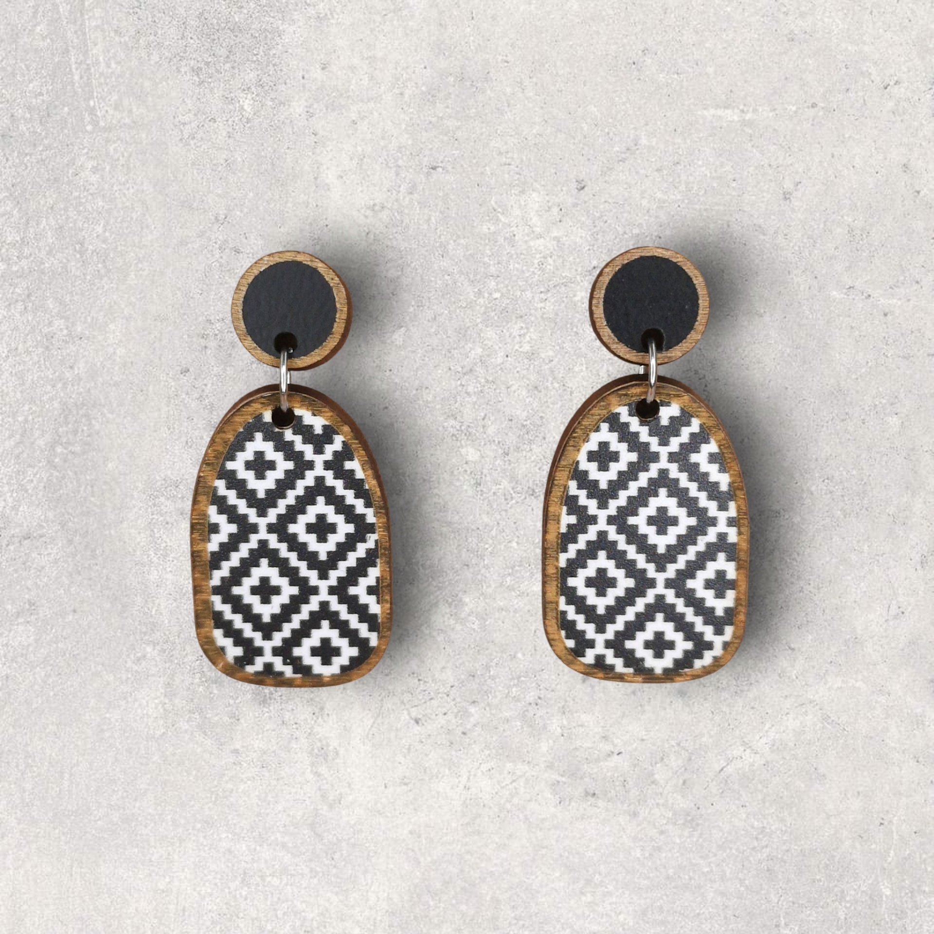 Brincos Boho Brincos com padrão geométrico preto e branco e bordas em madeira