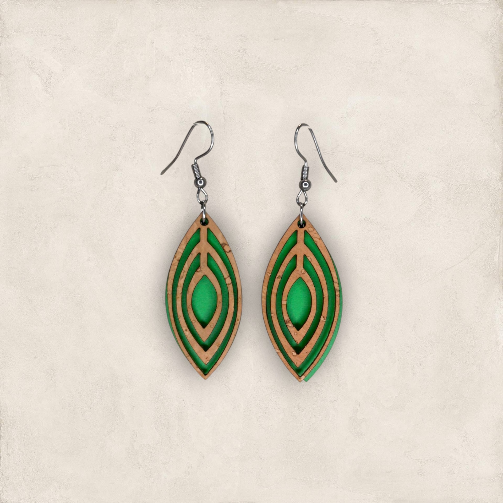 Brincos Gota com Cortiça Brincos de cortiça pendentes com padrão geométrico verde.