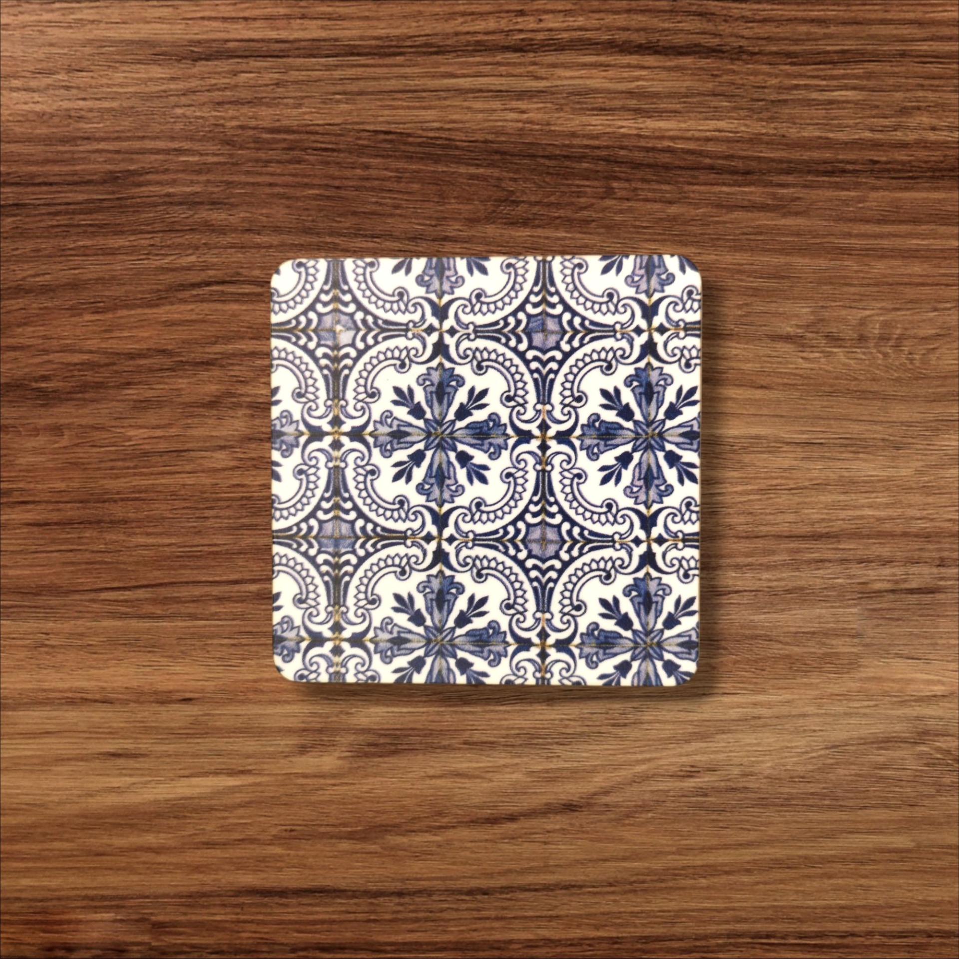 Base de Copos Azulejo Azulejo quadrado com padrão azul e cinza sobre superfície de madeira