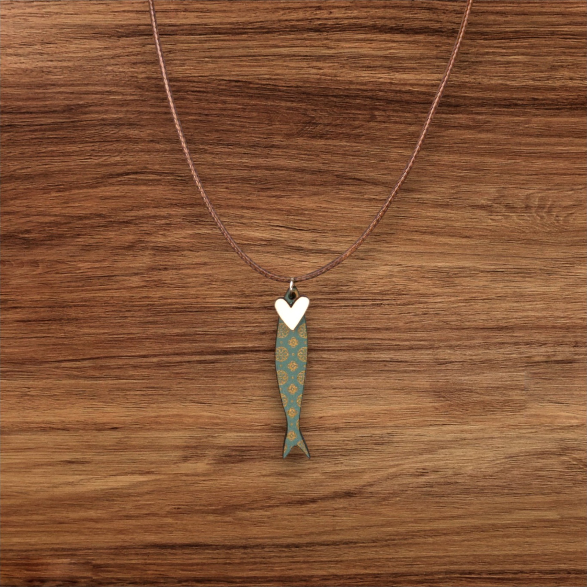 Colar Sardinha Colar com pendente em forma de peixe azul com padrão dourado e coração branco