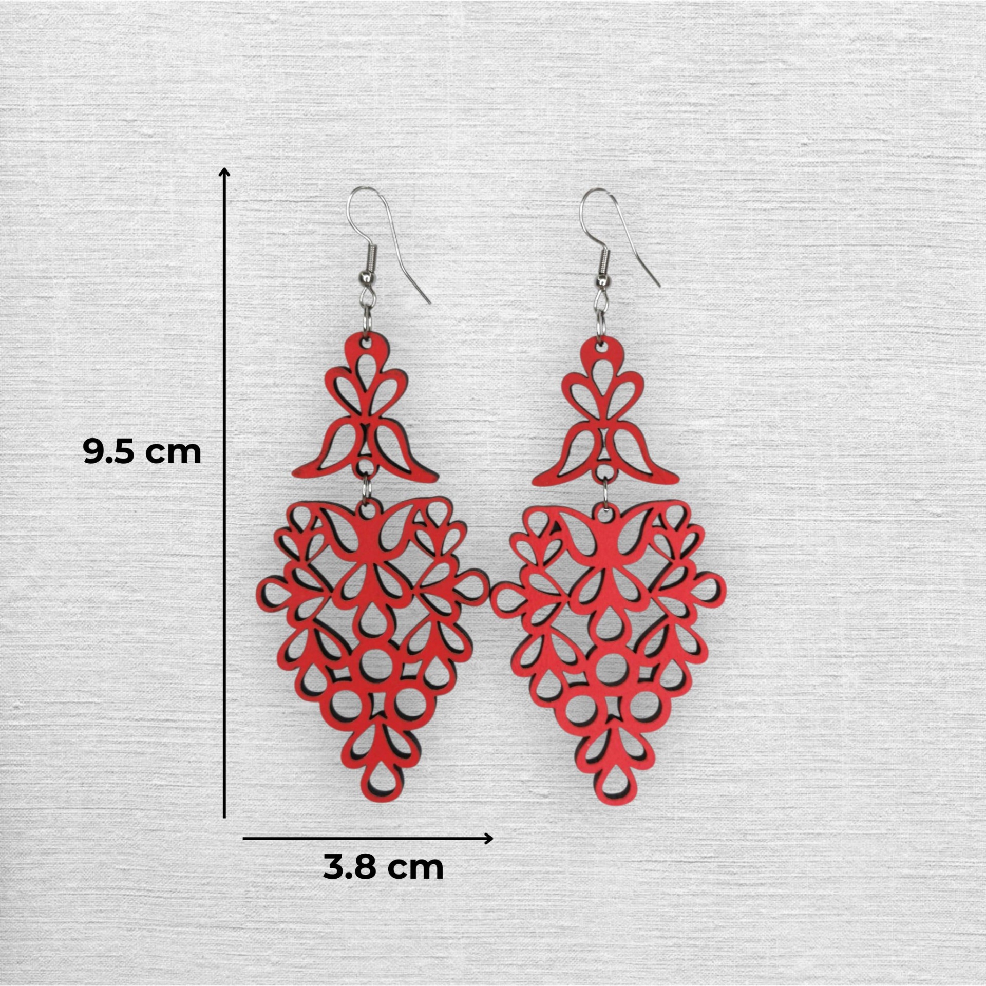 Brincos Vindima Brincos pendentes vermelhos de filigrana sobre fundo cinzento