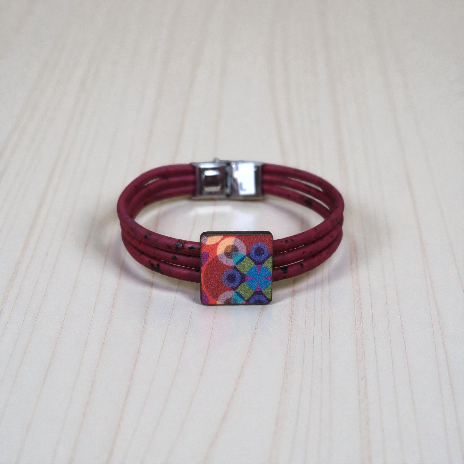 Pulseira Azulejo Pulseira vermelha com fecho metálico e detalhe quadrado colorido