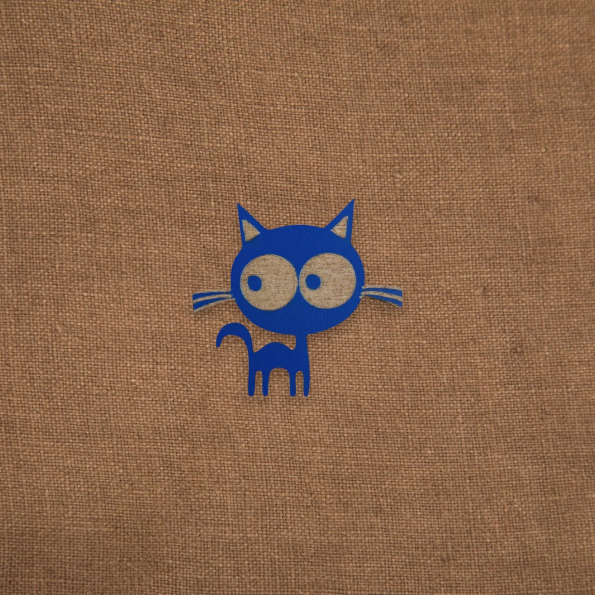 Pregadeira Sr. Gato Desenho simples de gato azul em tecido castanho texturado