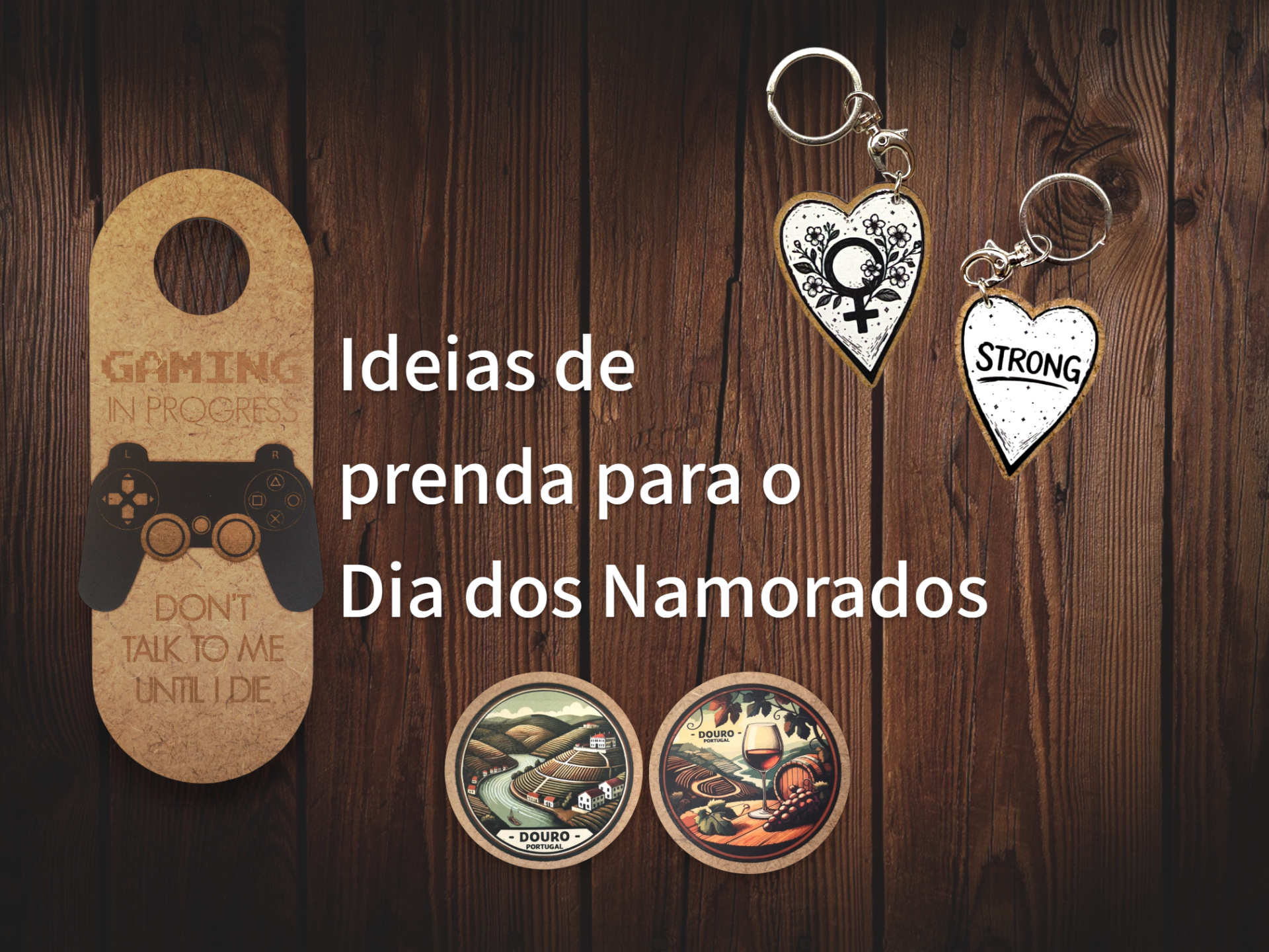 Produtos para o Dia dos Namorados sobre mesa de madeira, com pendente de porta, porta-chaves e porta-copos decorativos