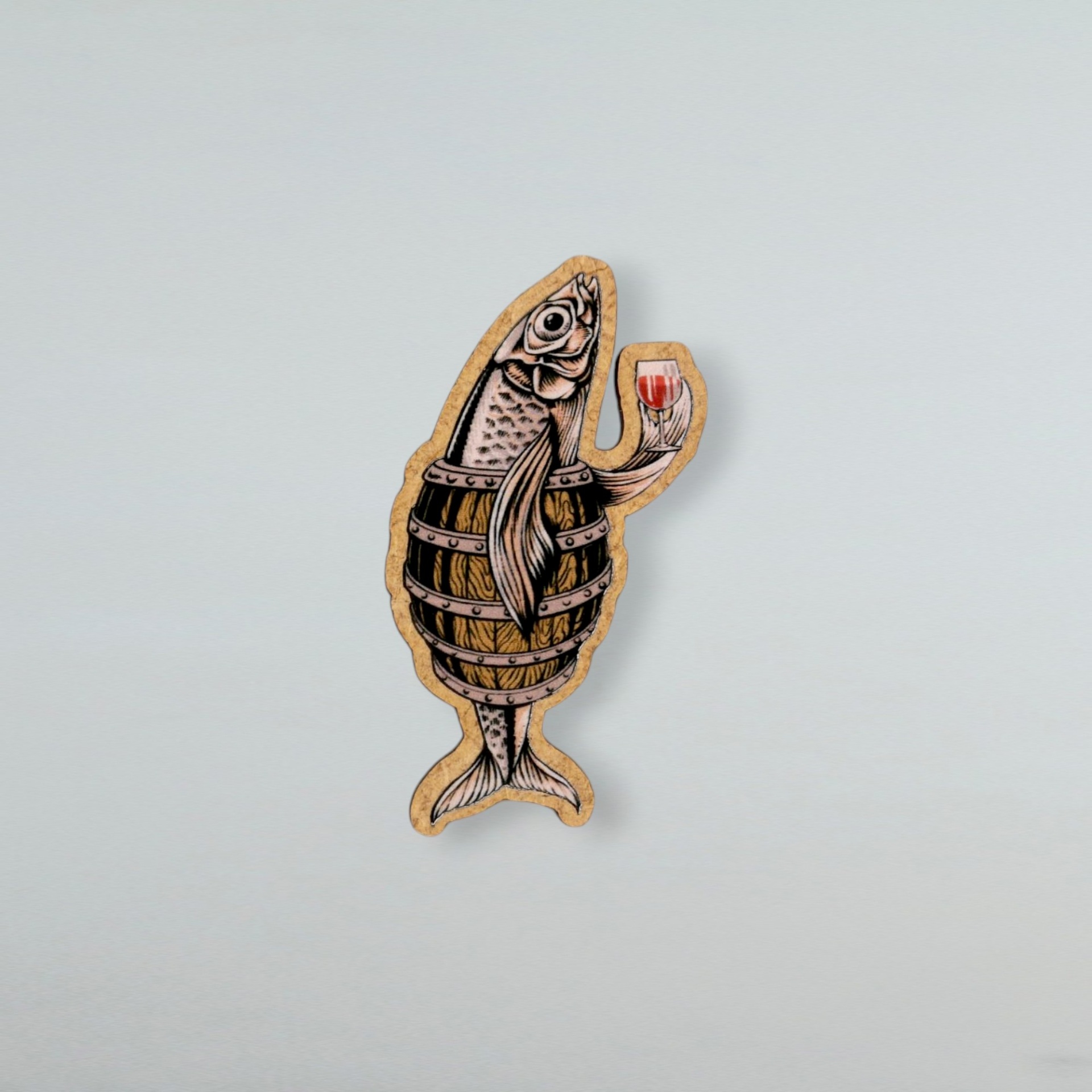 Magnético Sardinha Pipo Wine Figura em madeira de um peixe com um copo de líquido vermelho