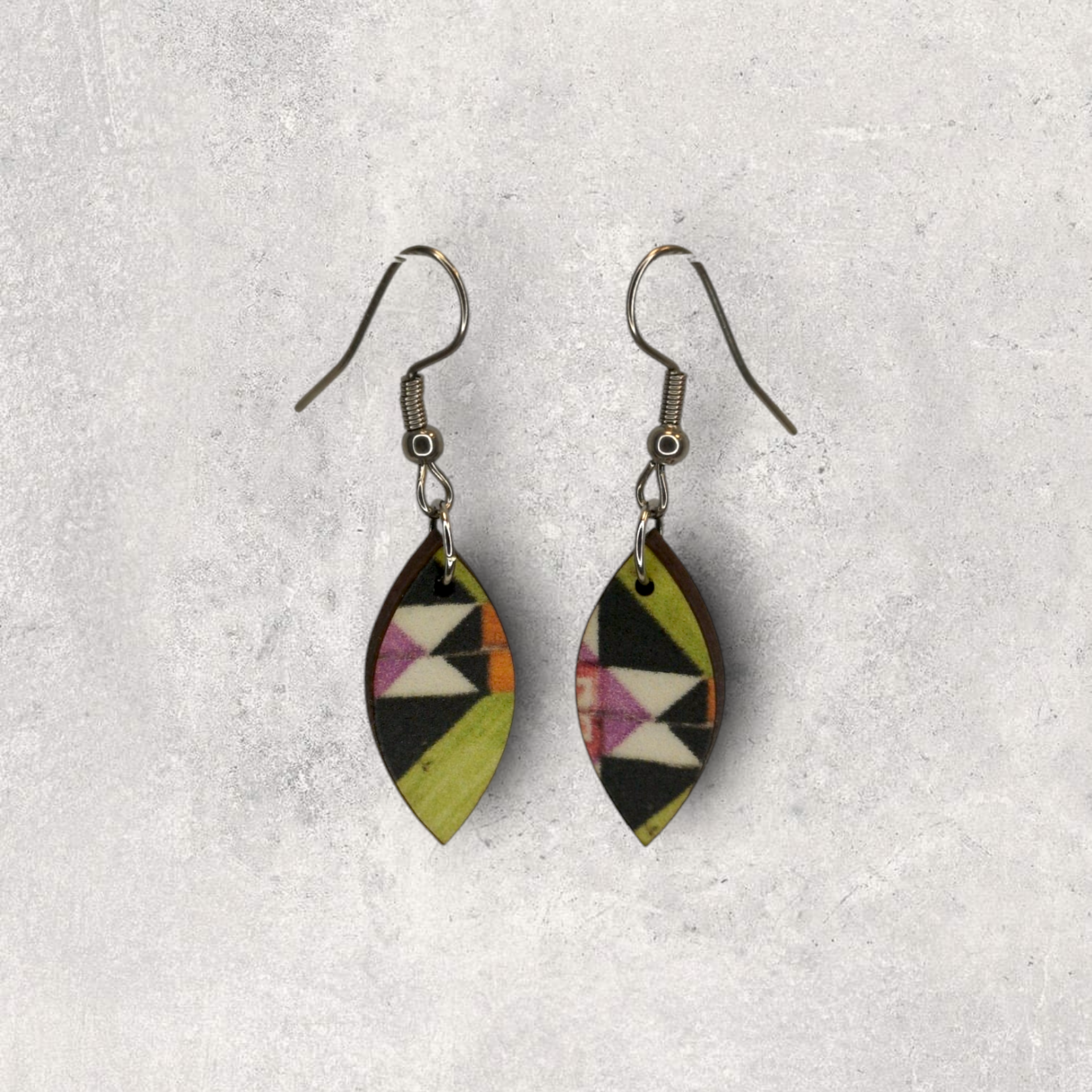 Brincos Lágrima Brincos de madeira com padrão geométrico colorido em fundo cinza