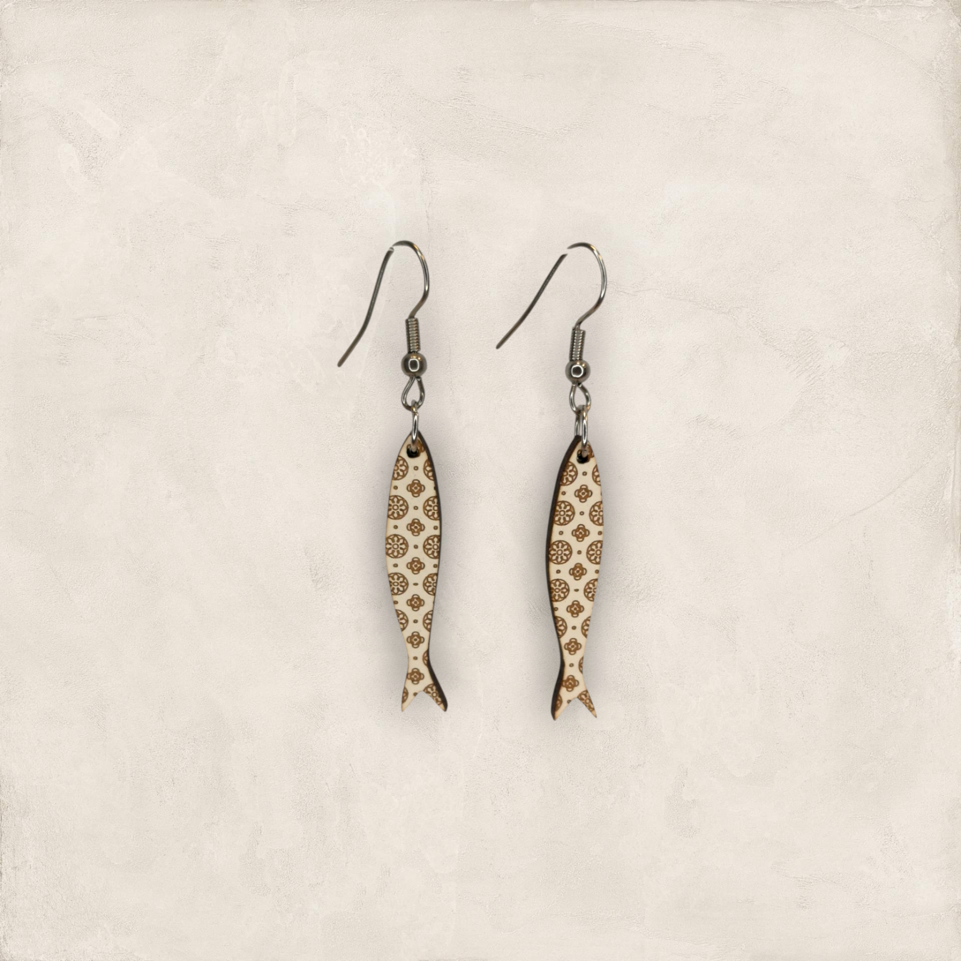 Brincos Sardinha Gravada Brincos pendentes em forma de peixe com padrão castanho