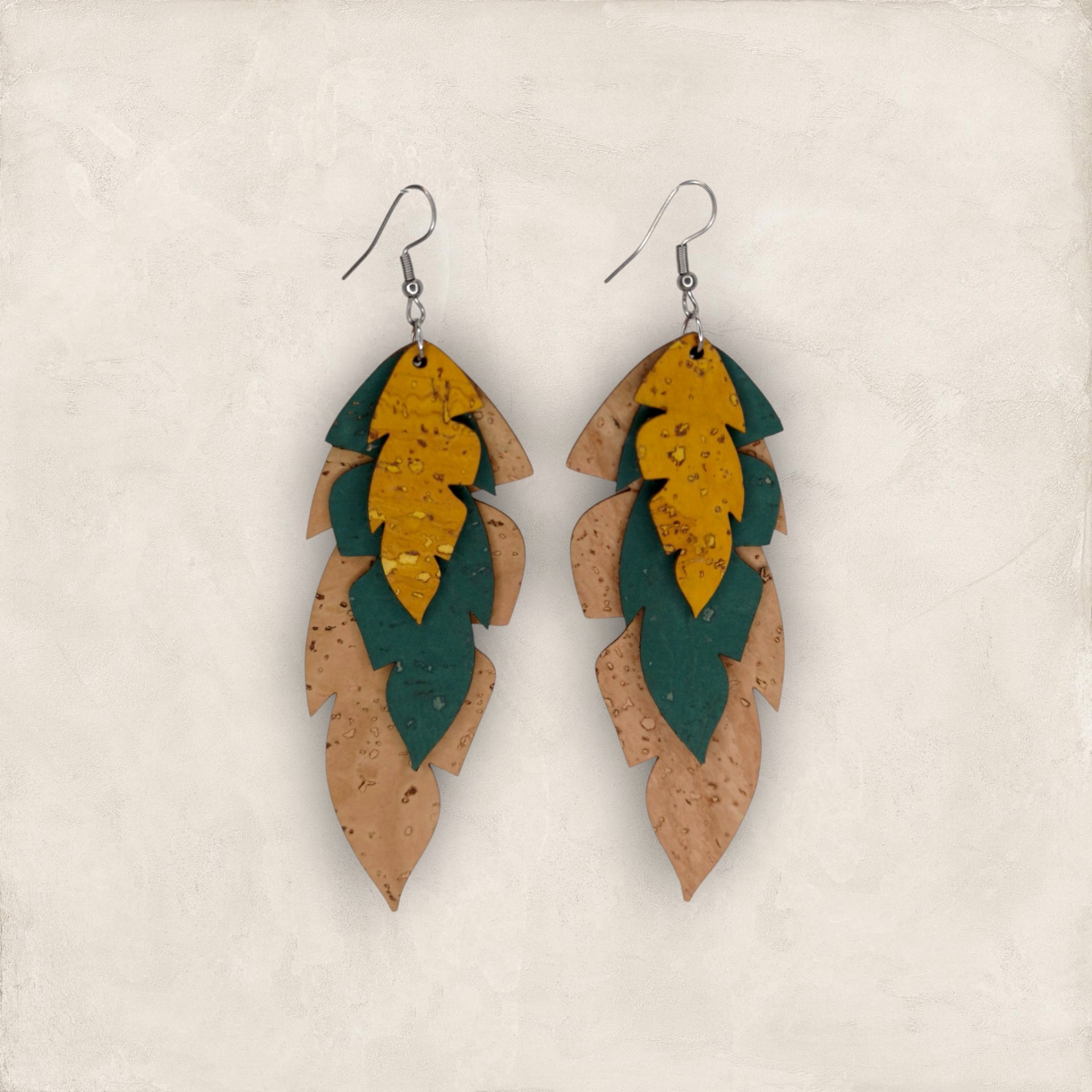 Brincos Tropical Brincos pendentes em cortiça colorida em forma de folhas