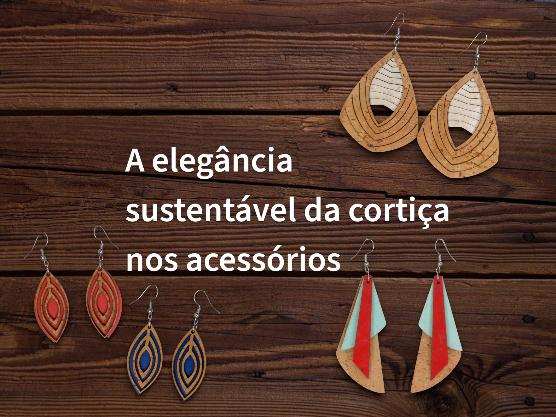 Quatro pares de brincos de cortiça coloridos sobre madeira escura com texto em português