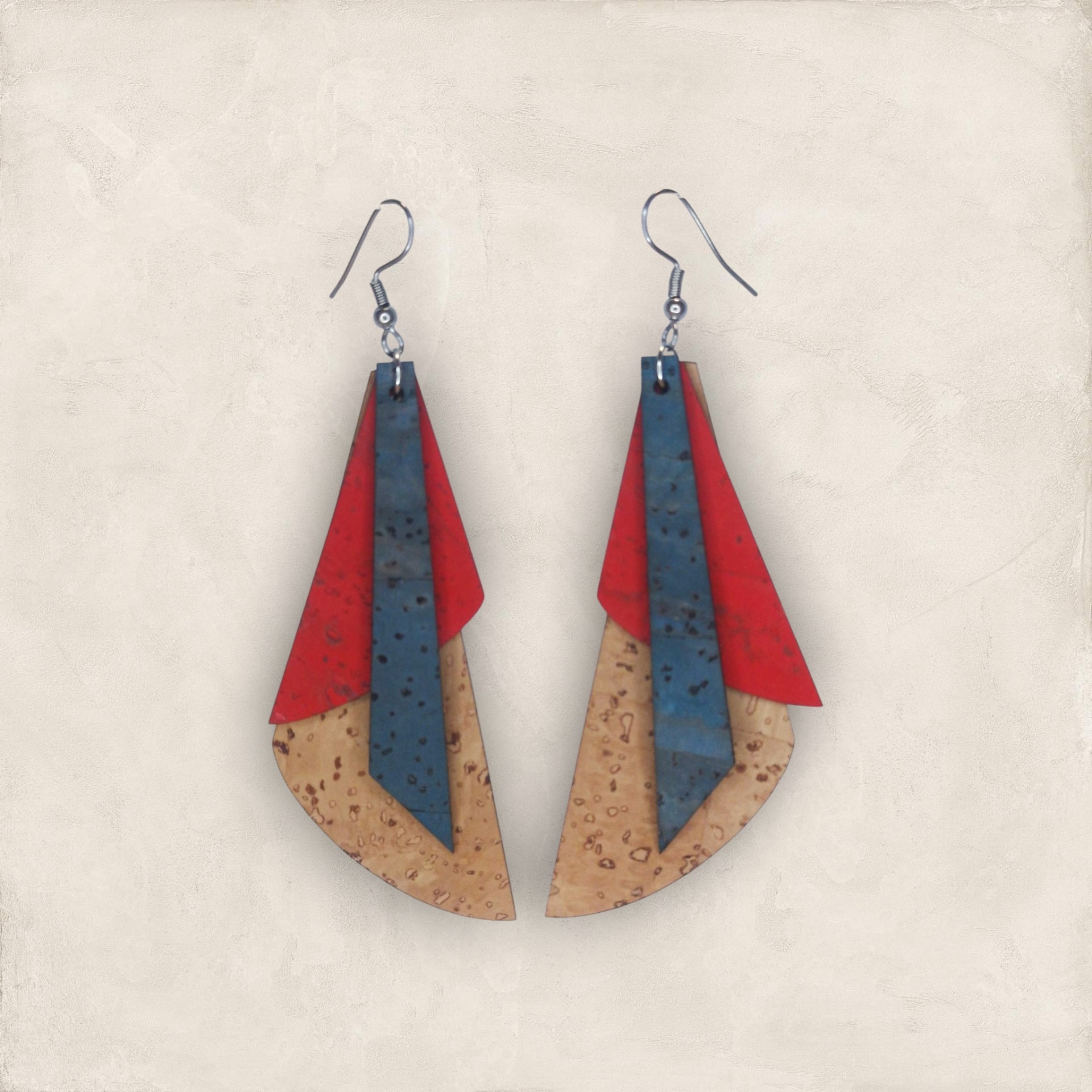Brincos Picasso Brincos triangulares em cortiça com camadas vermelha e azul e gancho prateado