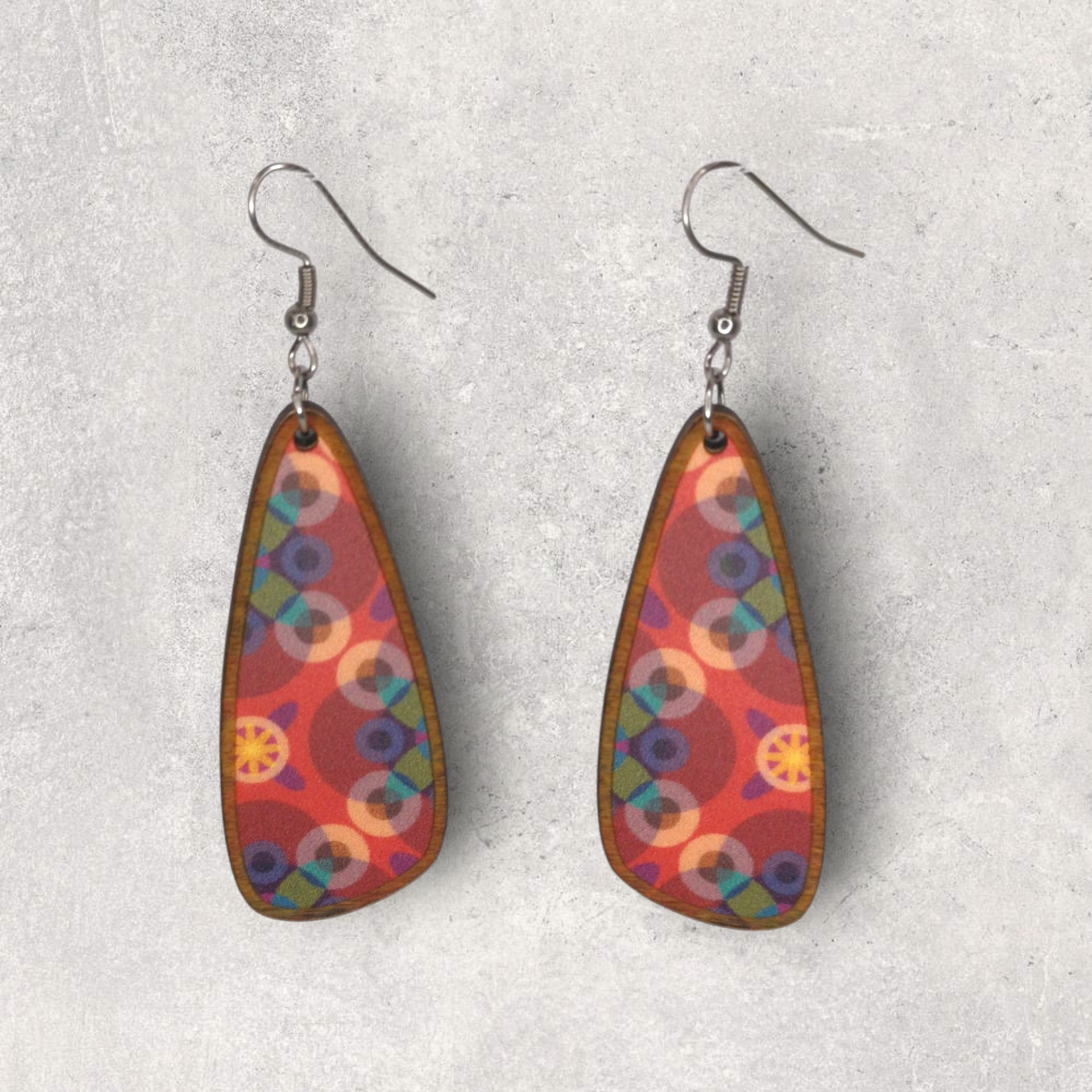 Brincos Longos Brincos pendentes trapezoidais de madeira com padrão colorido abstrato