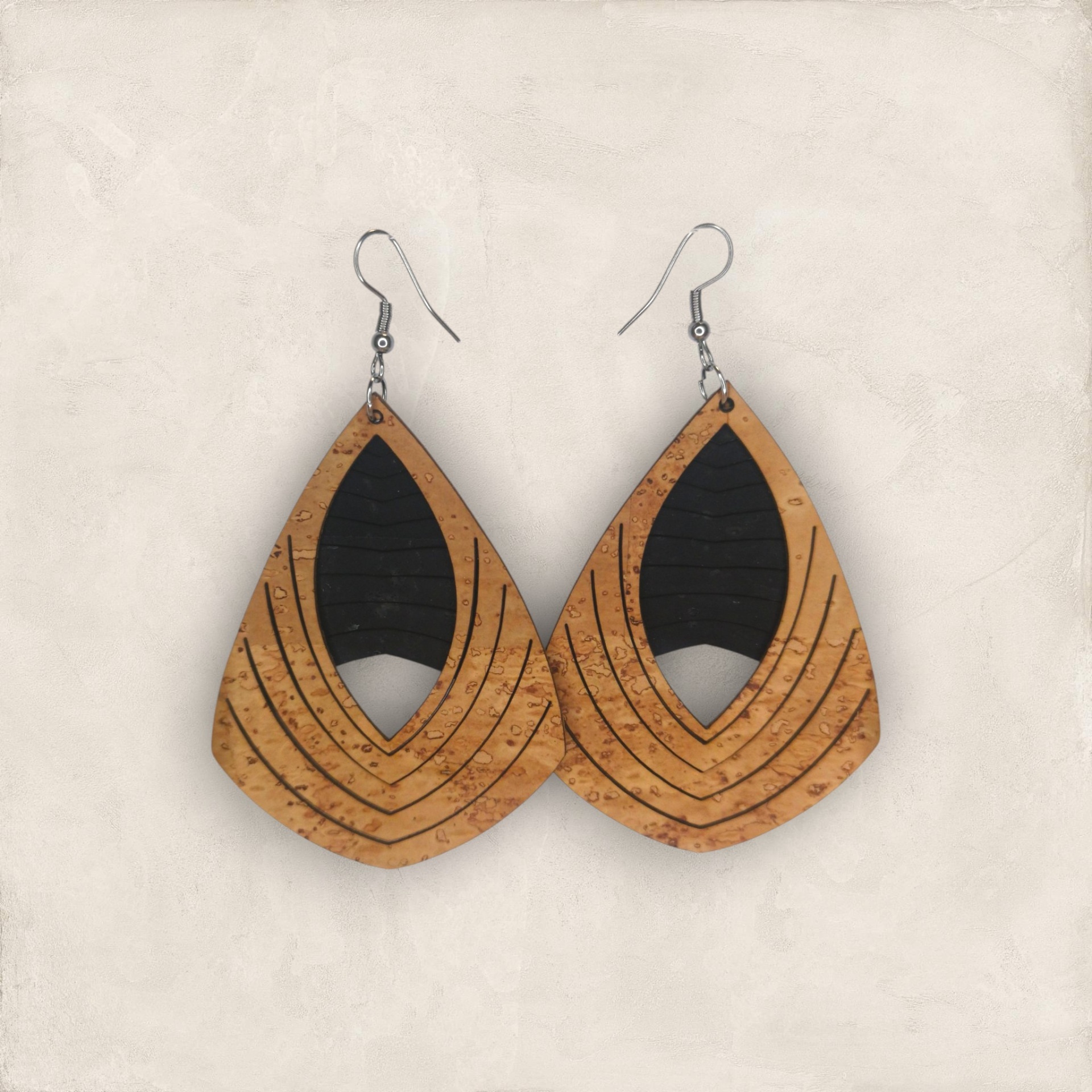 Brincos Mask Brincos com base de cortiça castanha e recorte preto