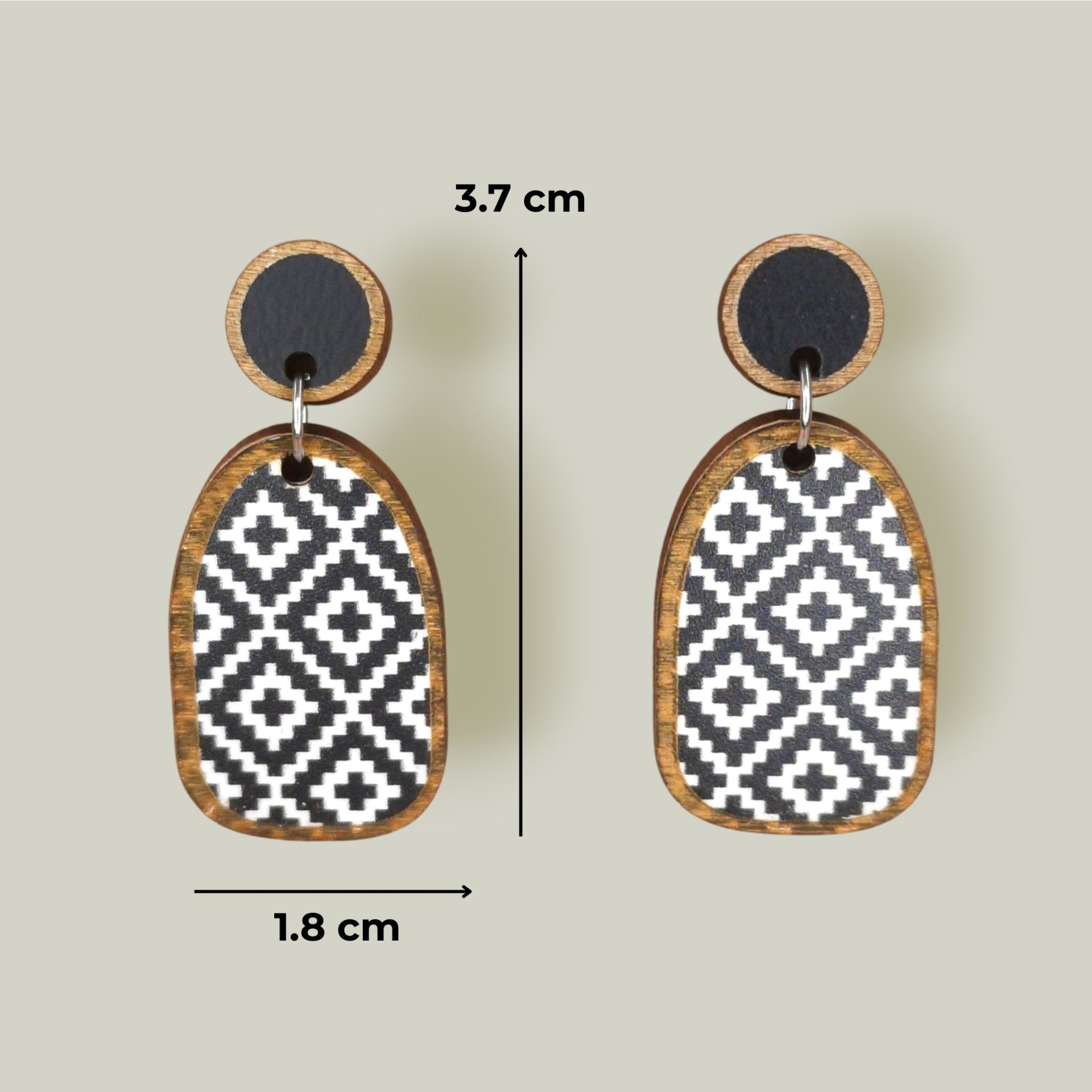 Brincos Boho Brincos de madeira e tecido com padrão geométrico preto e branco