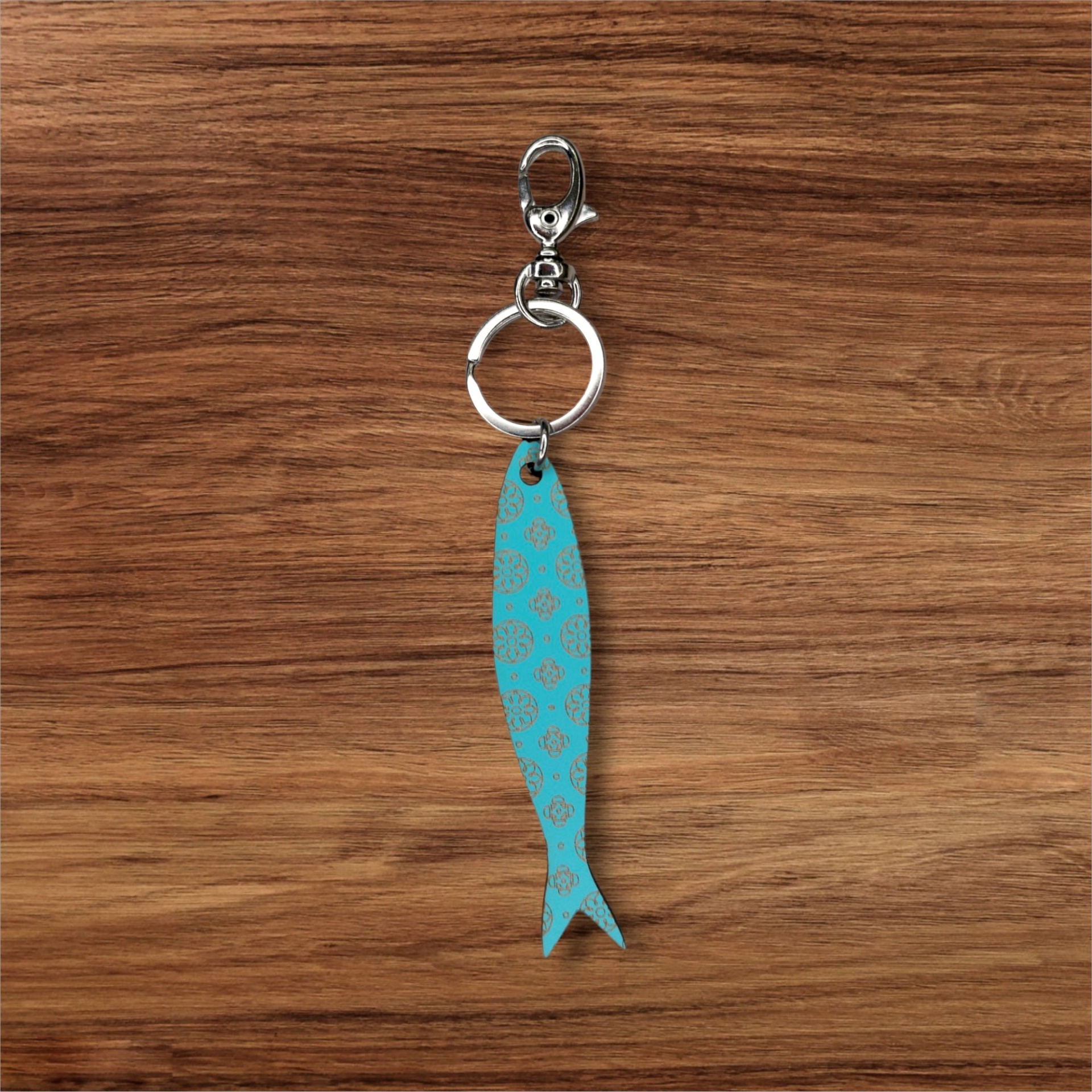 Porta-chaves Sardinha Gravada Porta-chaves com pendente em forma de peixe azul claro com padrão de círculos em tons de azul escuro