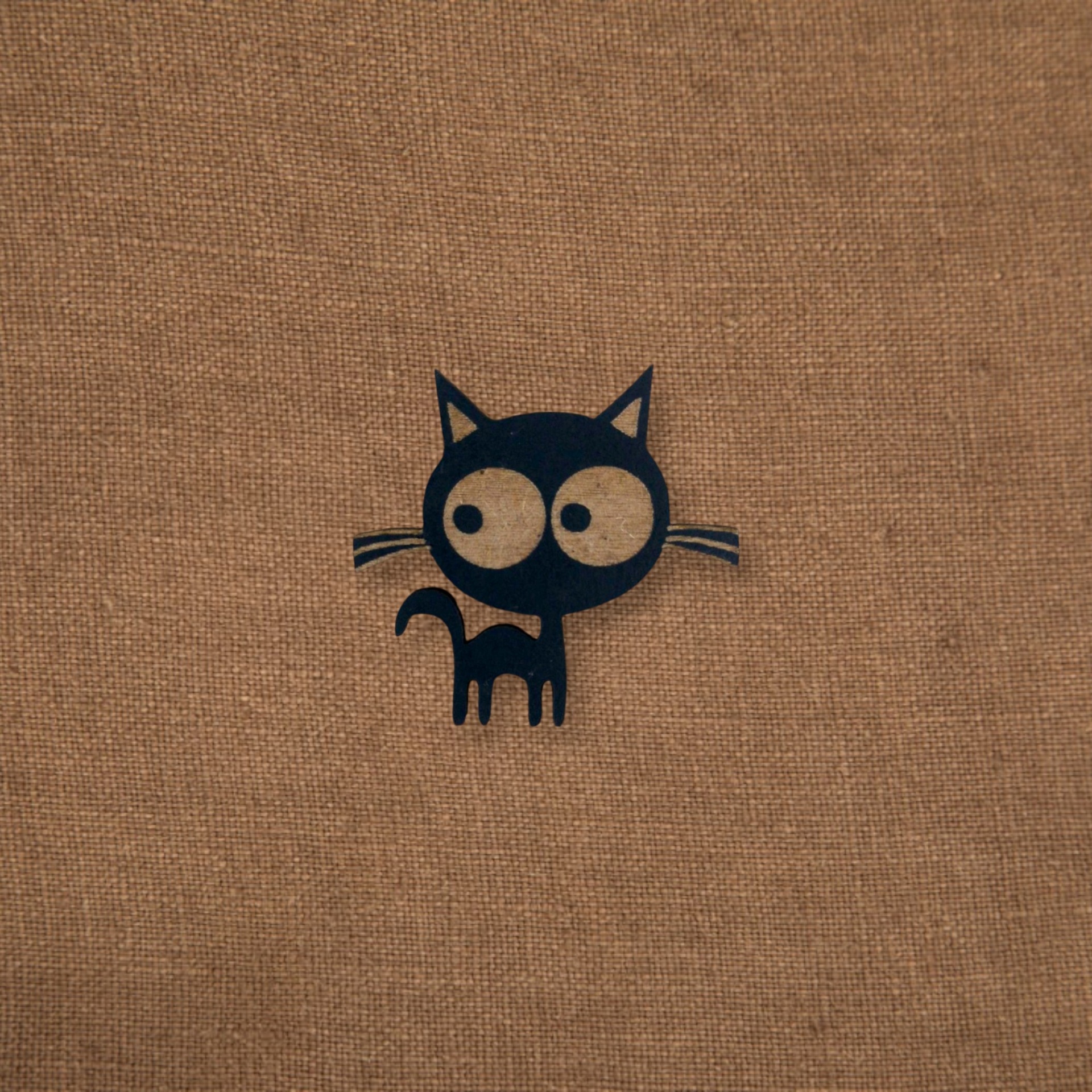 Pregadeira Sr. Gato Tecido castanho com desenho preto de gato com olhos grandes