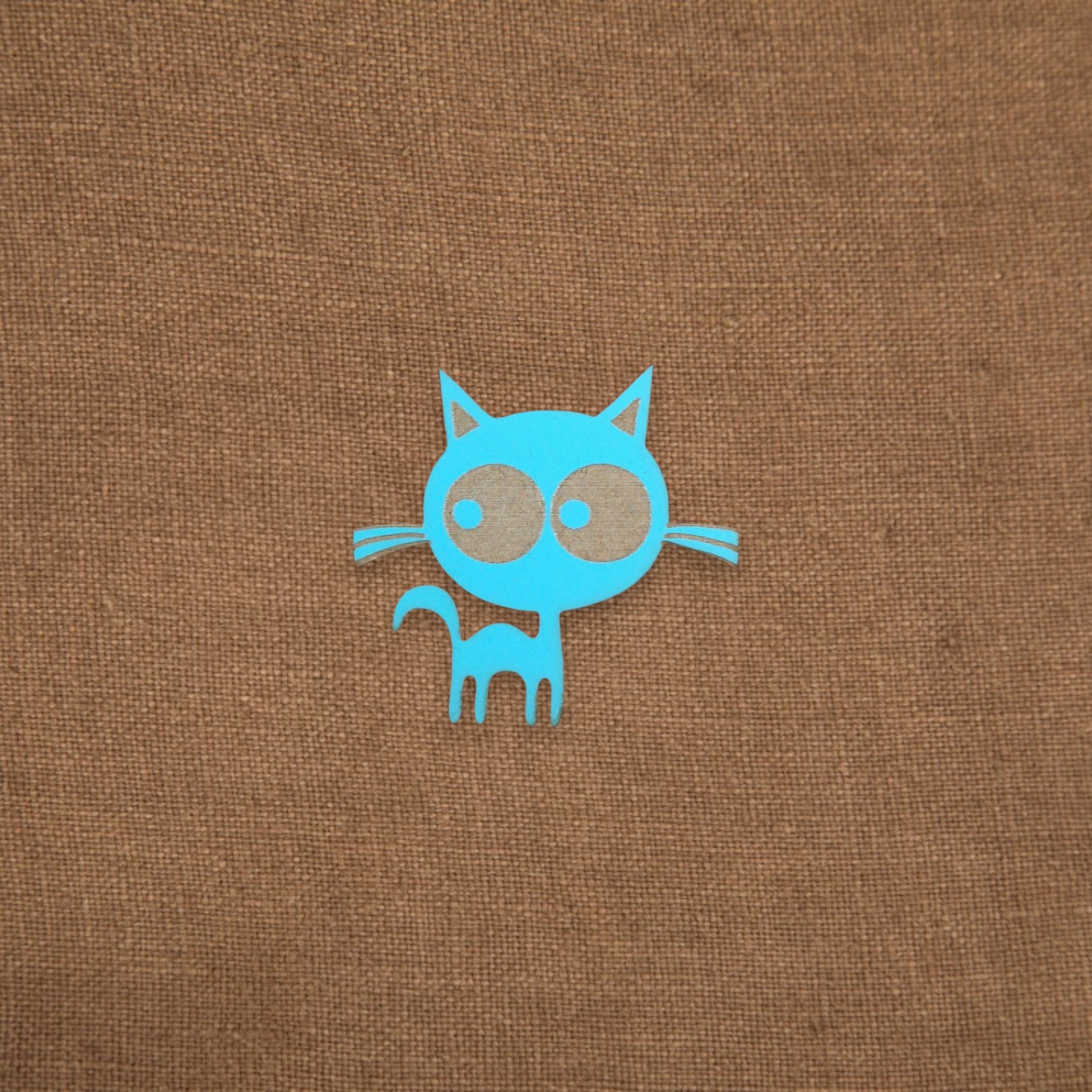 Pregadeira Sr. Gato Desenho de gato azul claro em fundo tecido castanho